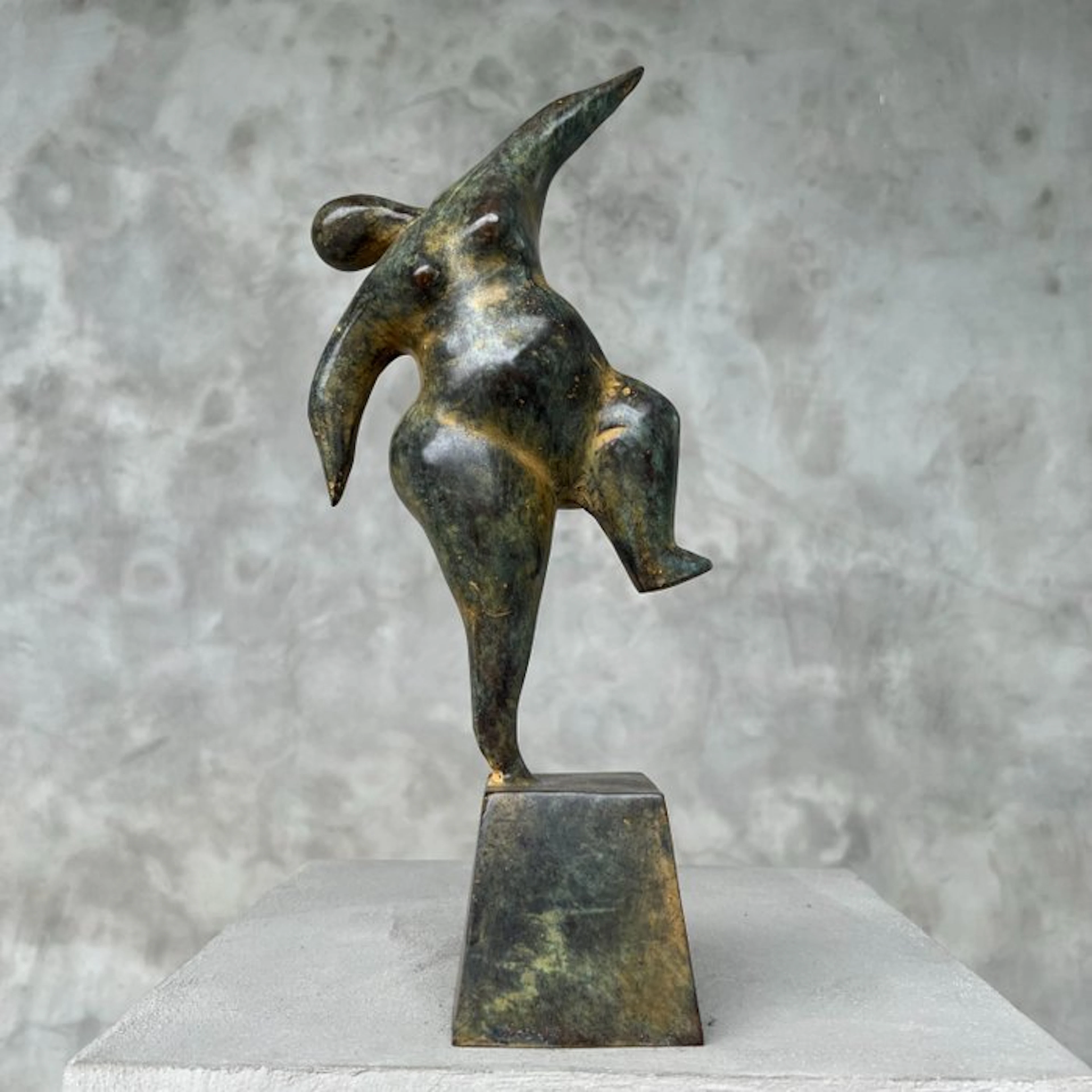 Statue, NO RESERVE PRICE - Voluptuous Balancing Lady...