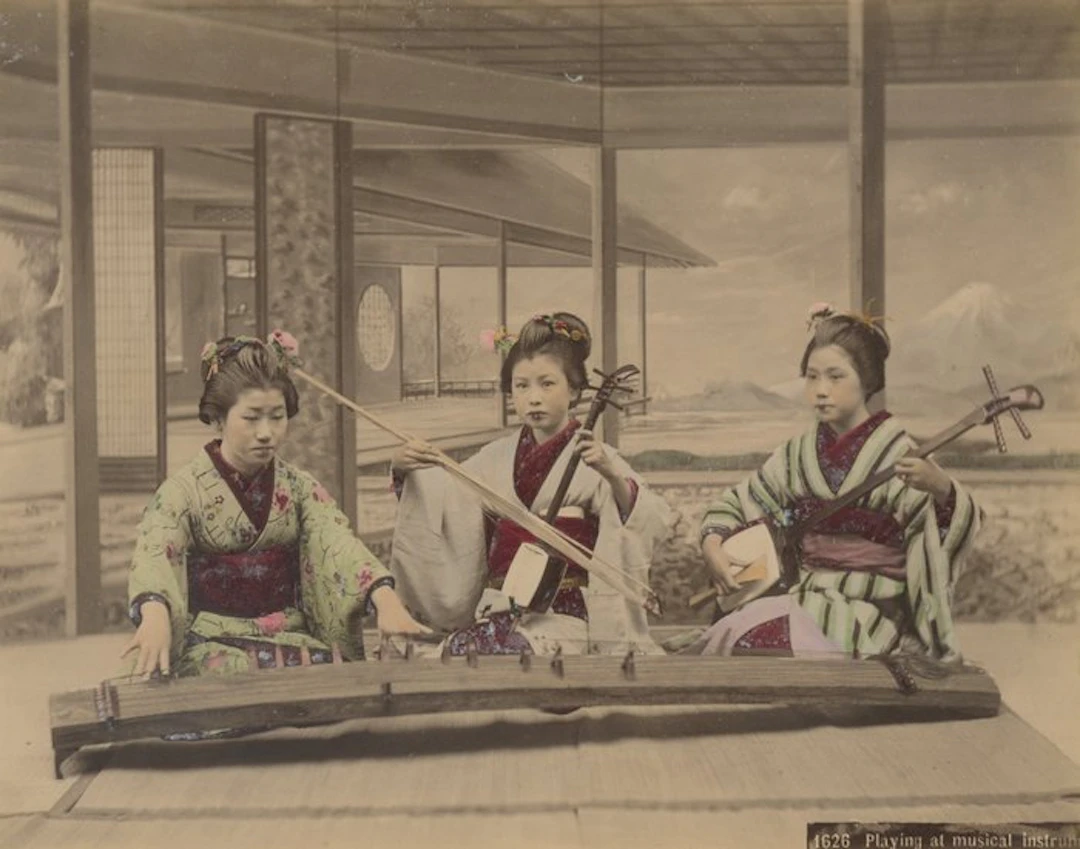 Kuzakabe Kimbei, Yokohama School (XIX) - Playing at musical instruments