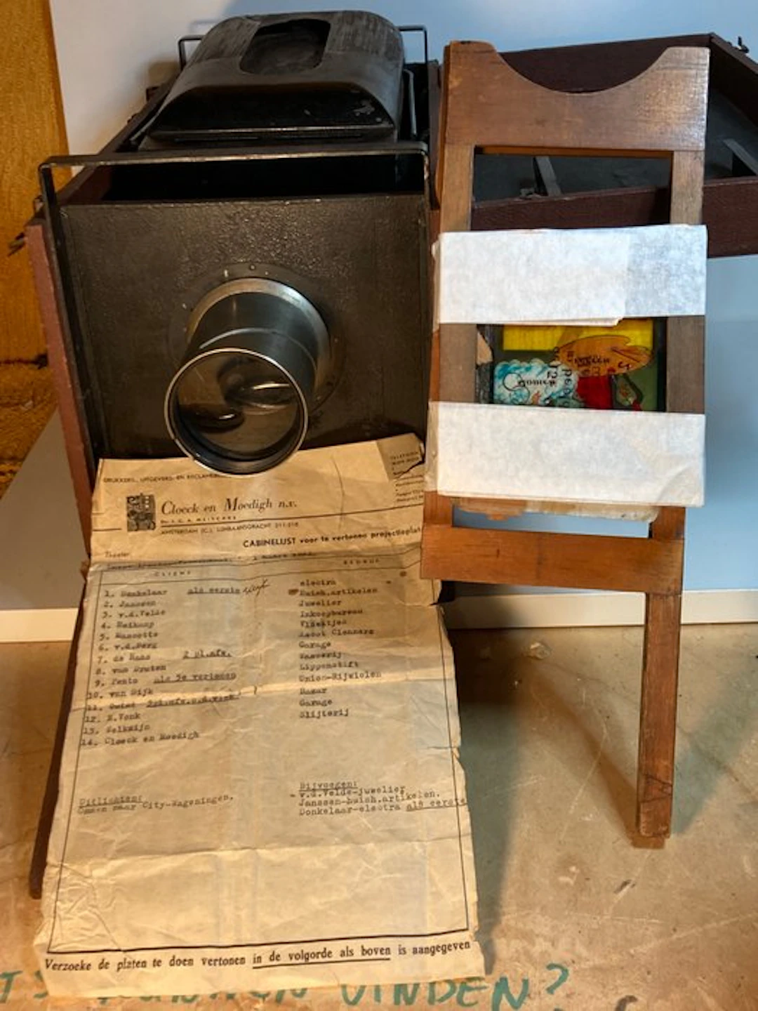 Historische bioscoop-reclameprojector met originele glasplaten