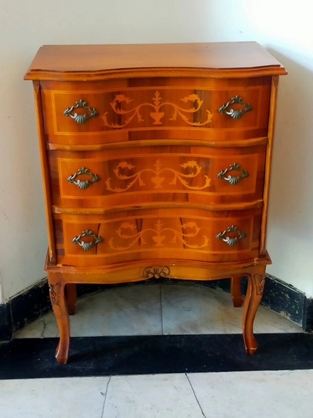 Elegante Kommode mit Intarsien – Holzkommode dreischübig - Cabinet - Wood