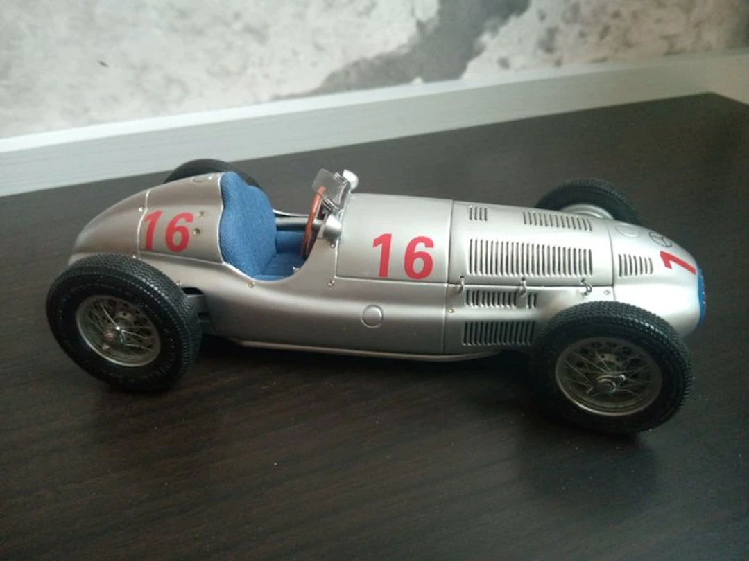 CMC 1:18 - Model race car - Mercedes Benz W165 1939 - Silver Arrow series No. 2