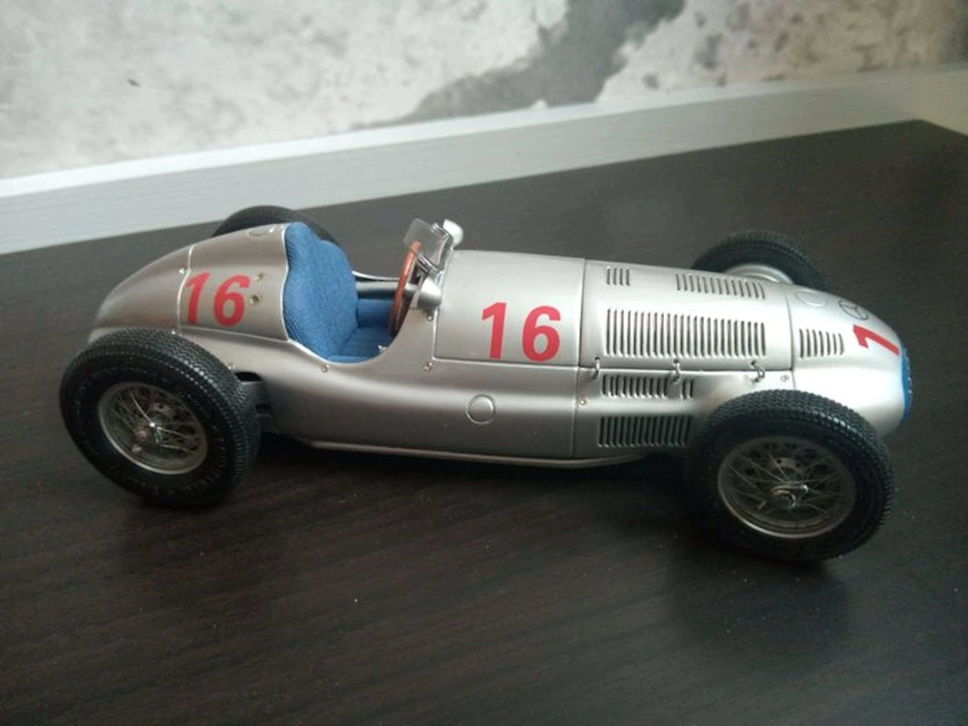 CMC 1:18 - Model race car - Mercedes Benz W165 1939 - Silver Arrow series No. 2