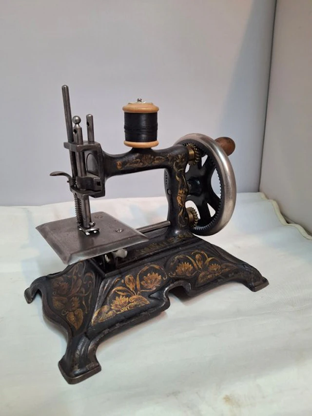Müller 2 Sewing machine - Cast iron - Toy sewing machine