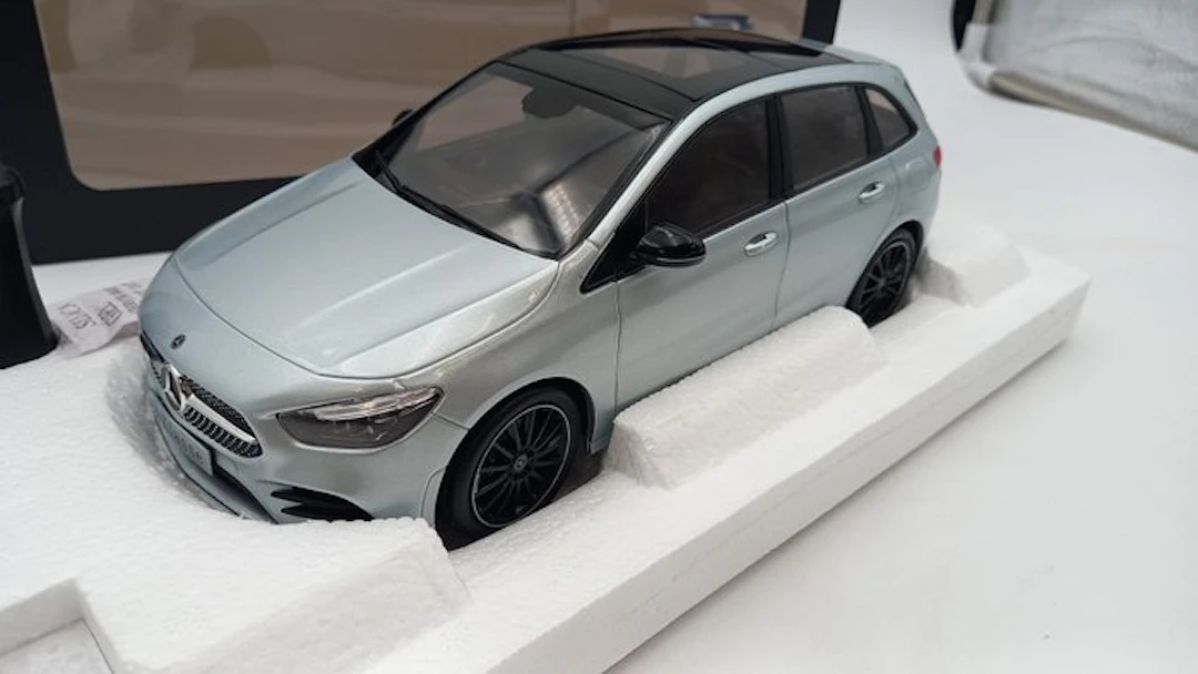 GT Spirit 1:18 - Model car - Mercedes B-Class W247 2018 - (cod.Y15)