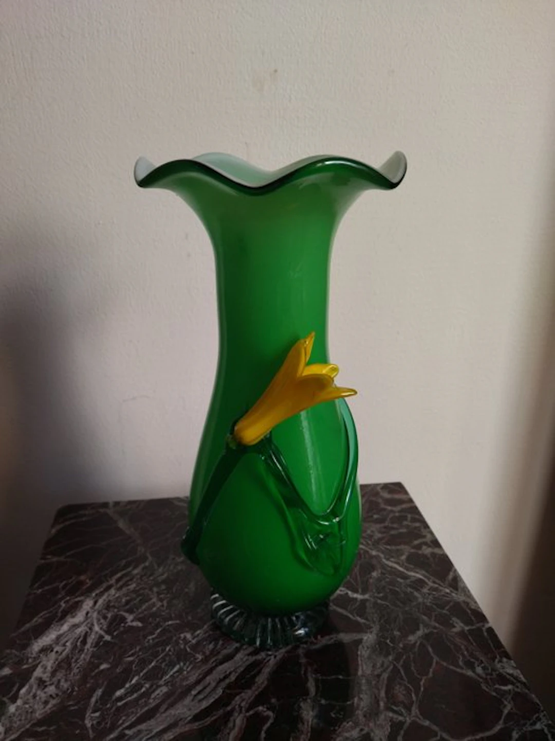 vase de style murano - Vase - Glass - Green vase with a yellow lily.