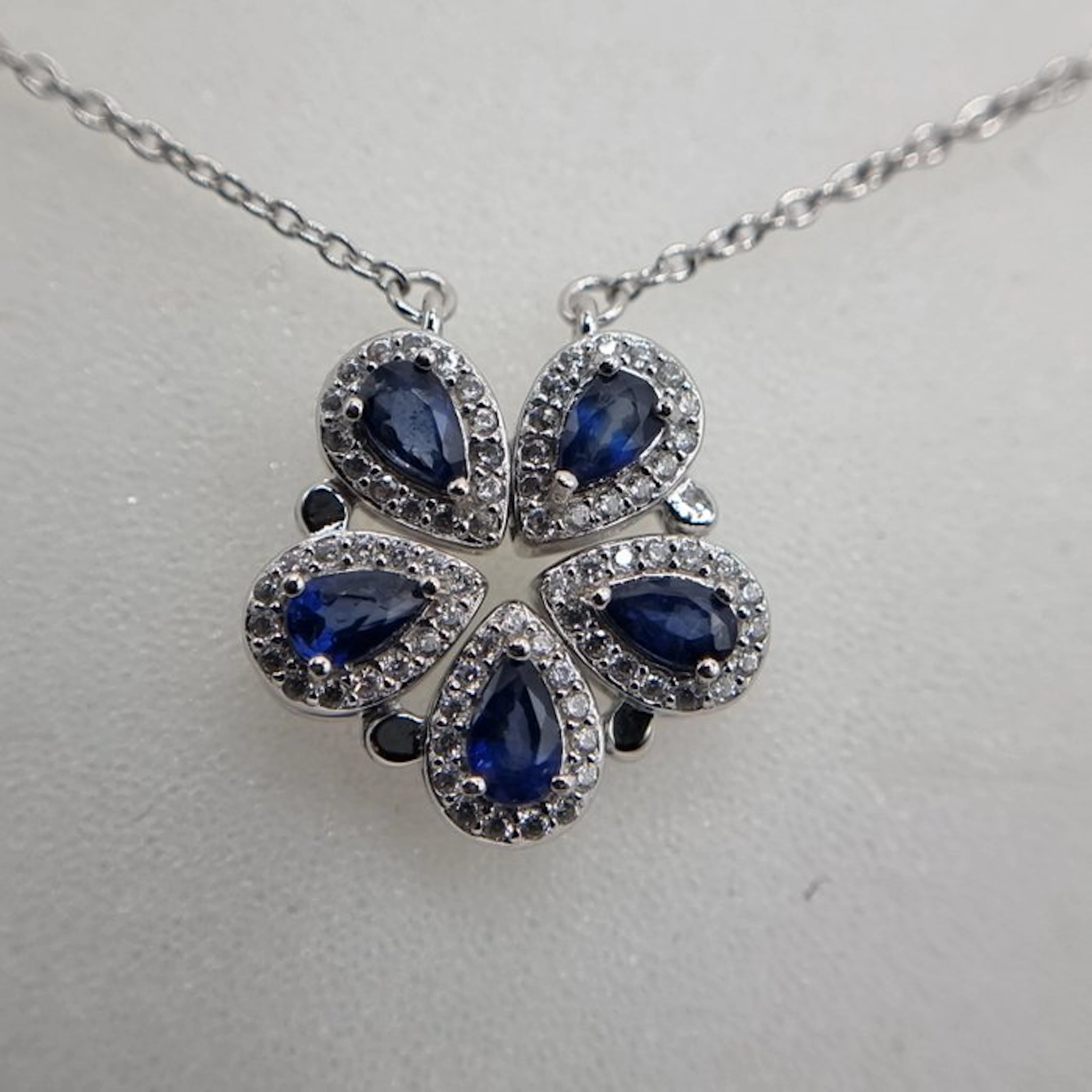 No reserve price - Necklace with pendant Silver Sapphire