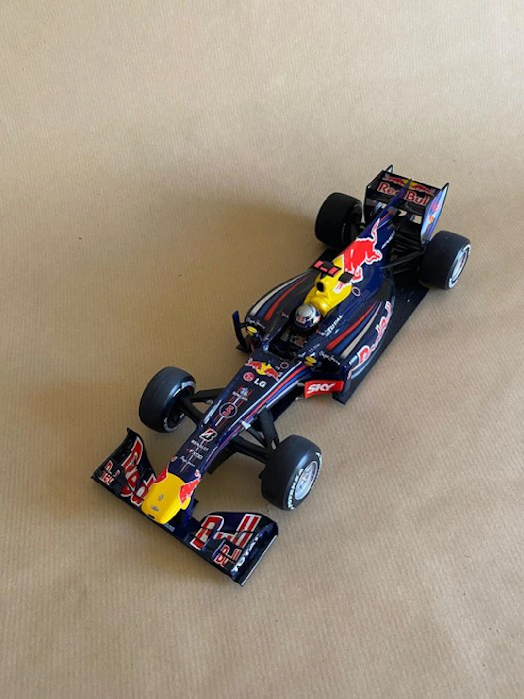 MiniChamps 1:18 - Model car - RED BULL Renault RB 6 2010 H.-H. Frentzen