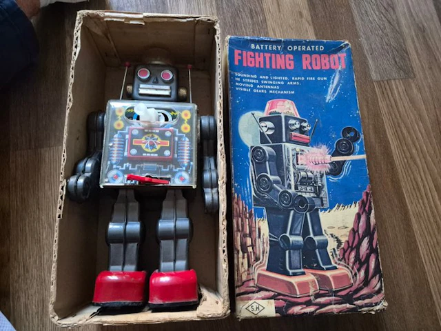 Horikawa - Tin toy - Battery Operated Fighting Robot, Boxed - Japan