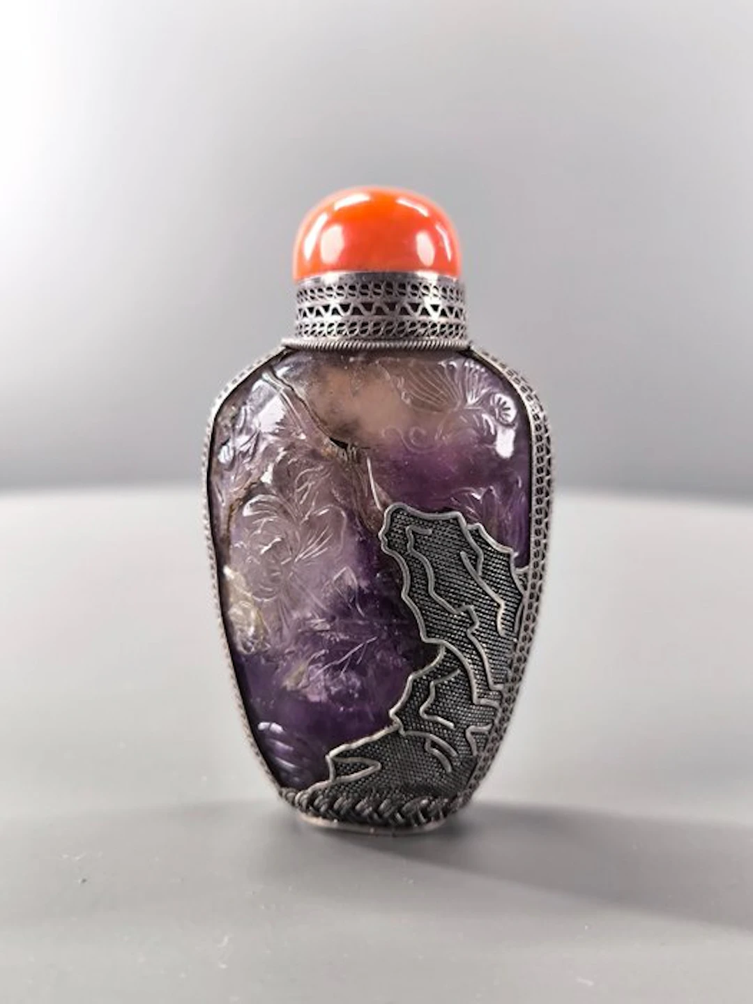 China Qing snuff-box in carved amethyst and silver...