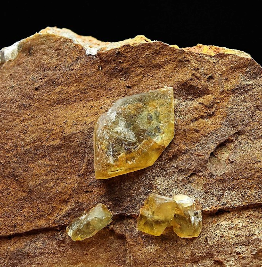 Aesthetic honey-yellow biterminated barite