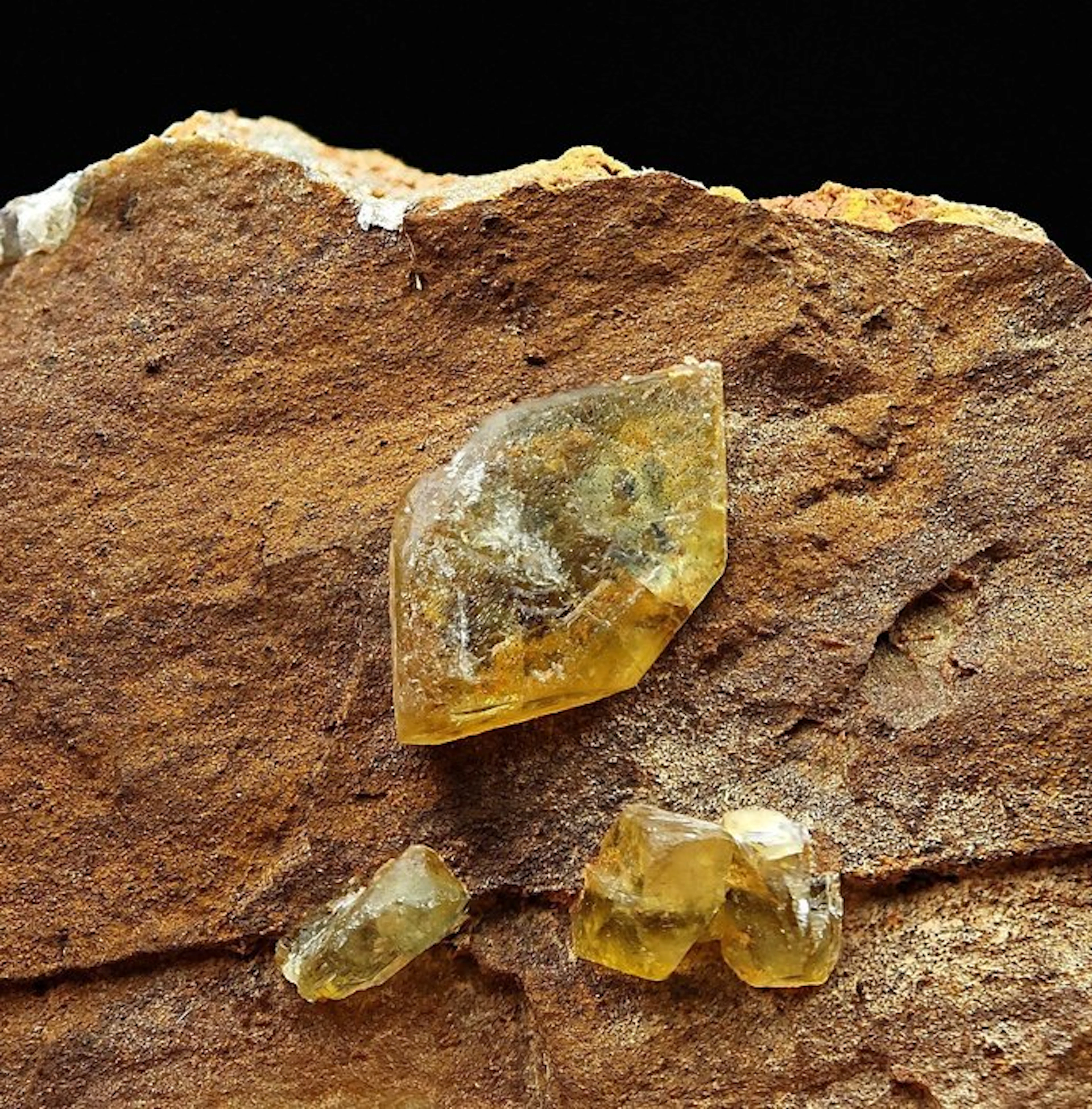 Aesthetic honey-yellow biterminated barite