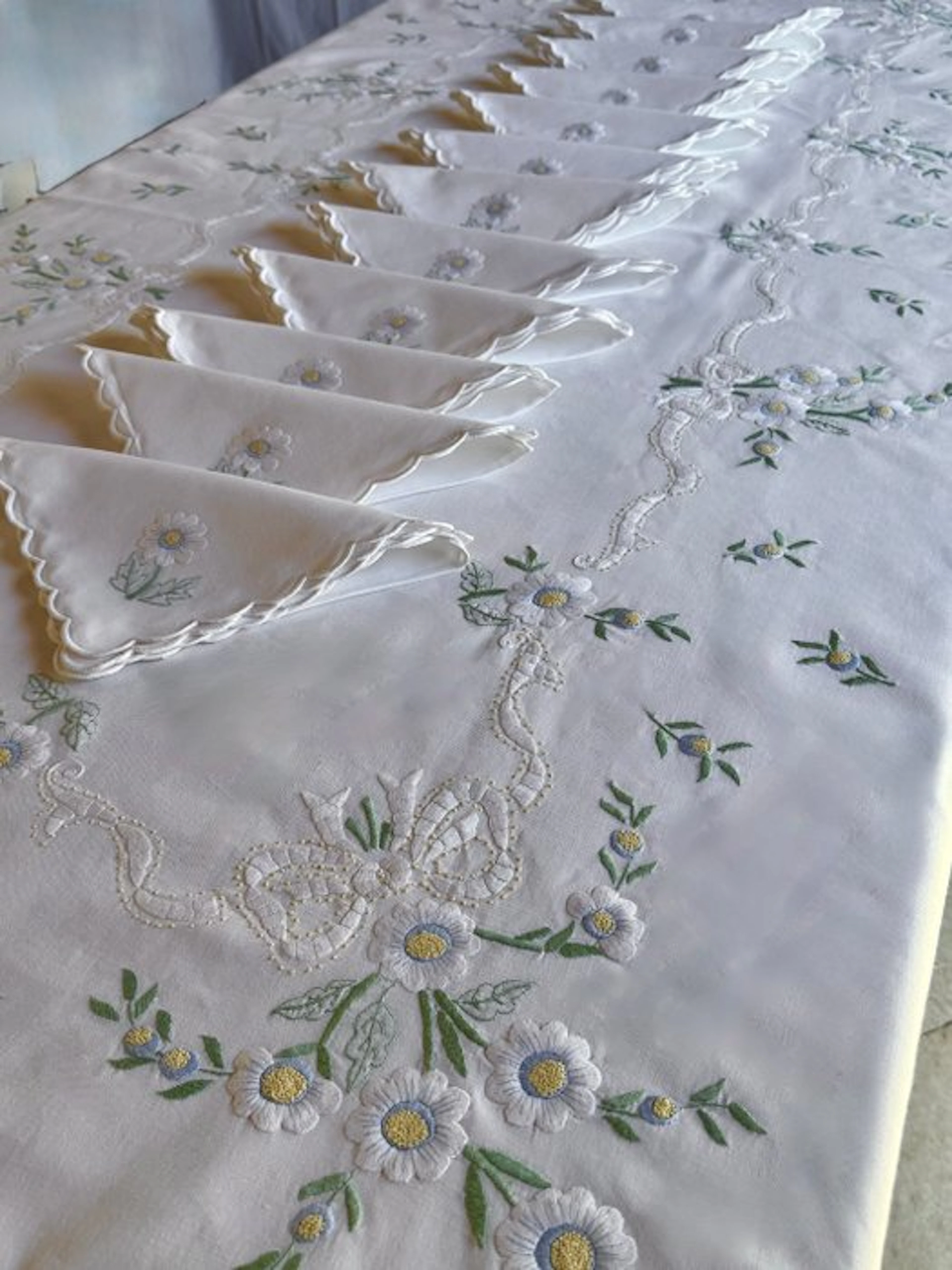 Tablecloth (13) - 270 cm - 170 cm - Hand-embroidered tablecloth.