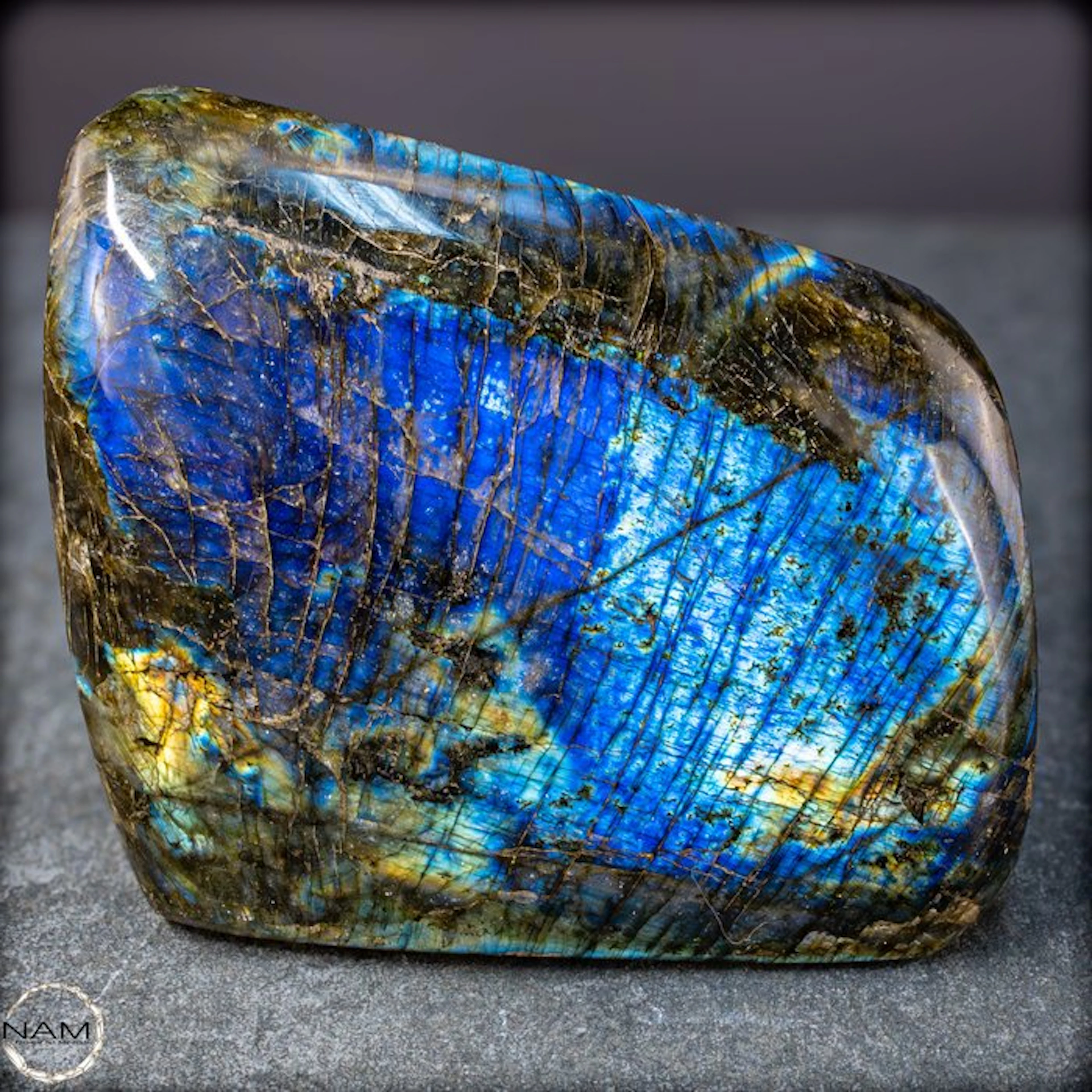 Natural labradorite from Madagascar – Nature's shimmering...