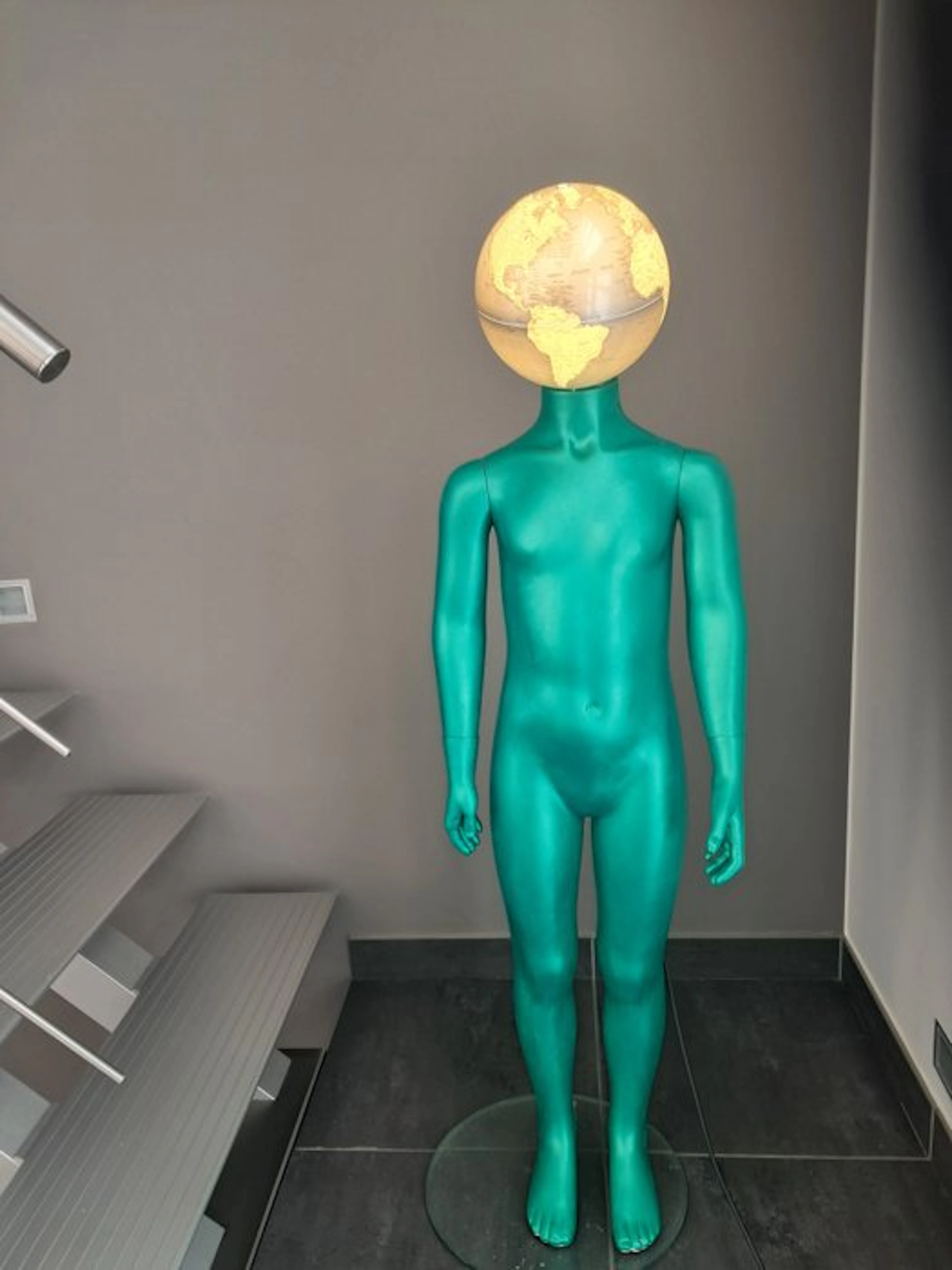 Unieke designmannequin met LED-wereldbol – turquoise...