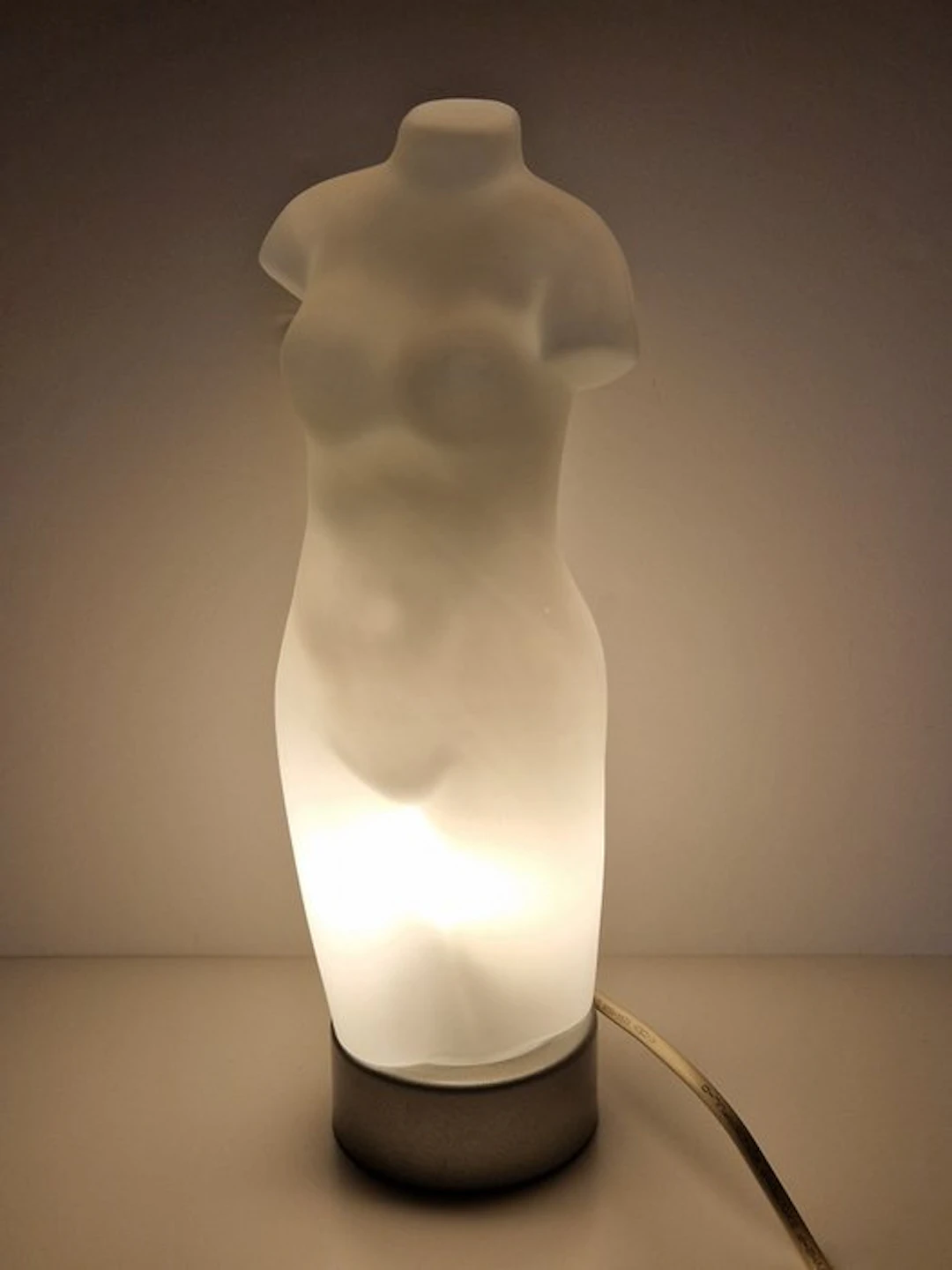 James & Poki Co - Desk lamp - Opaline glass - Female torso lamp