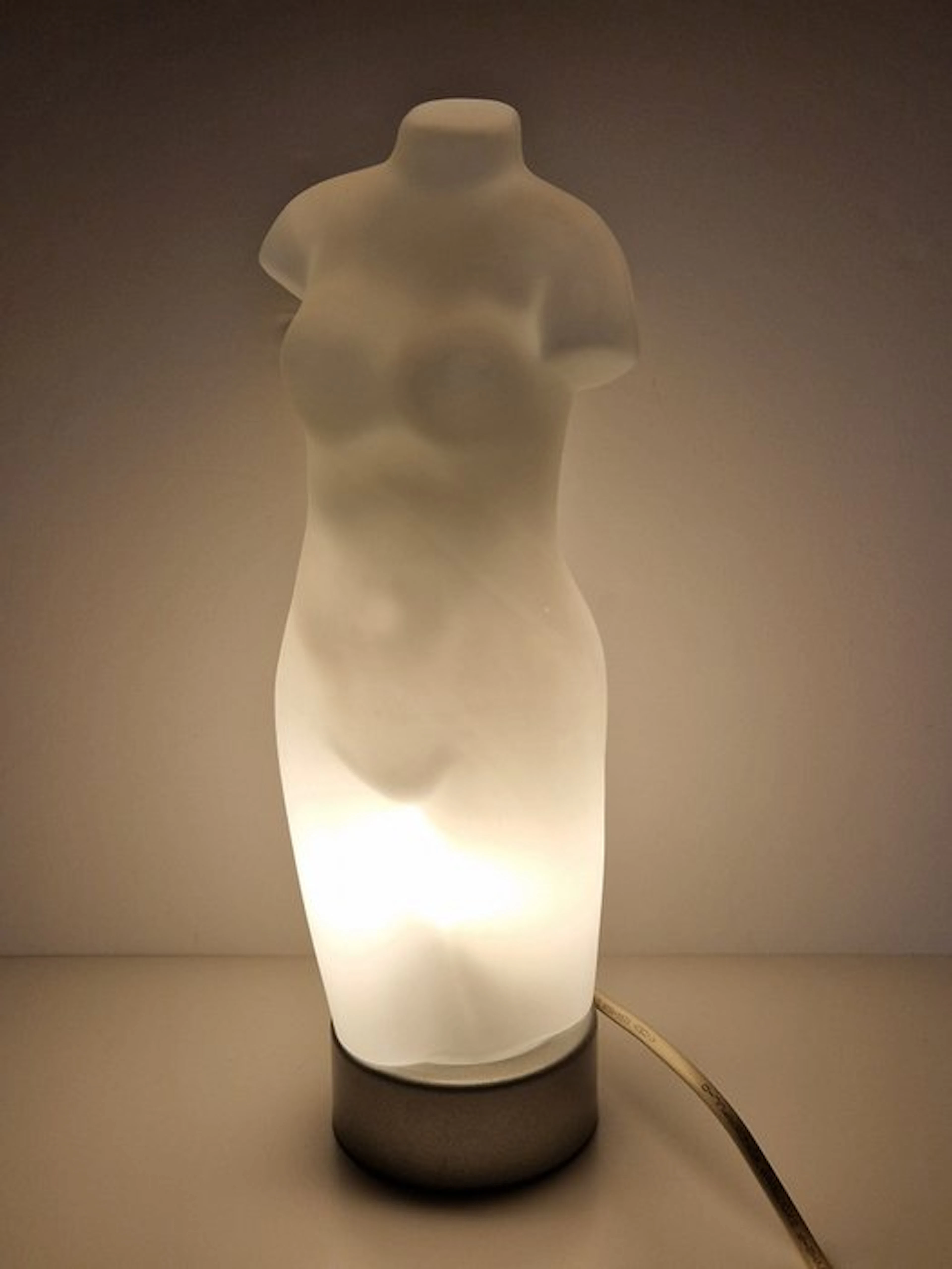 James & Poki Co - Desk lamp - Opaline glass - Female torso lamp