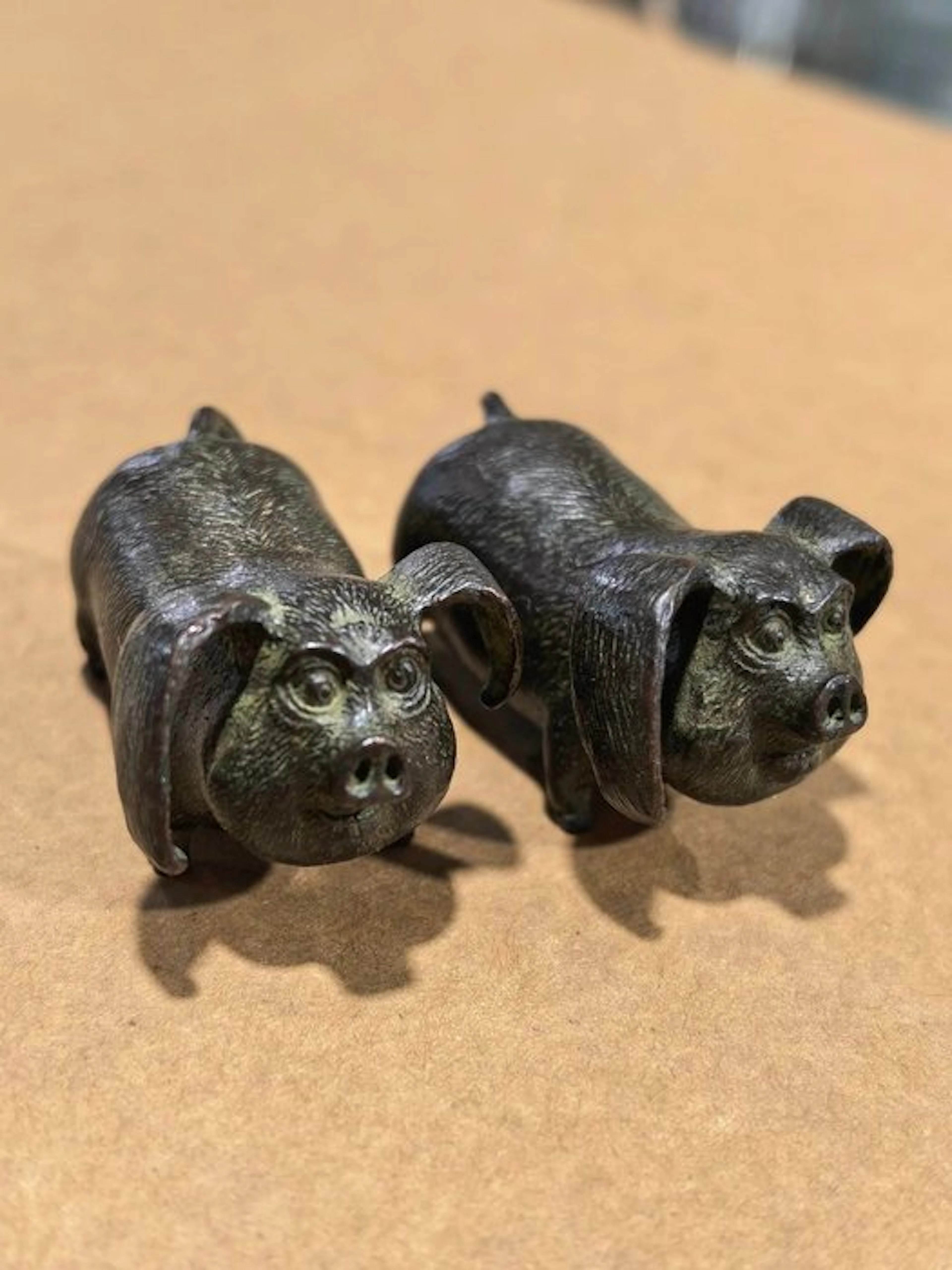 Decorative ornament (2) - Annosuke - A pair of copper pig...