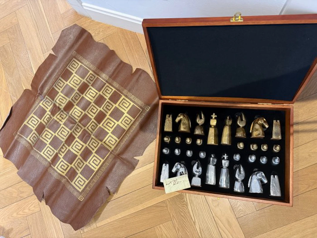 Chess set - AJEDREZ ARTESANAL - Brass