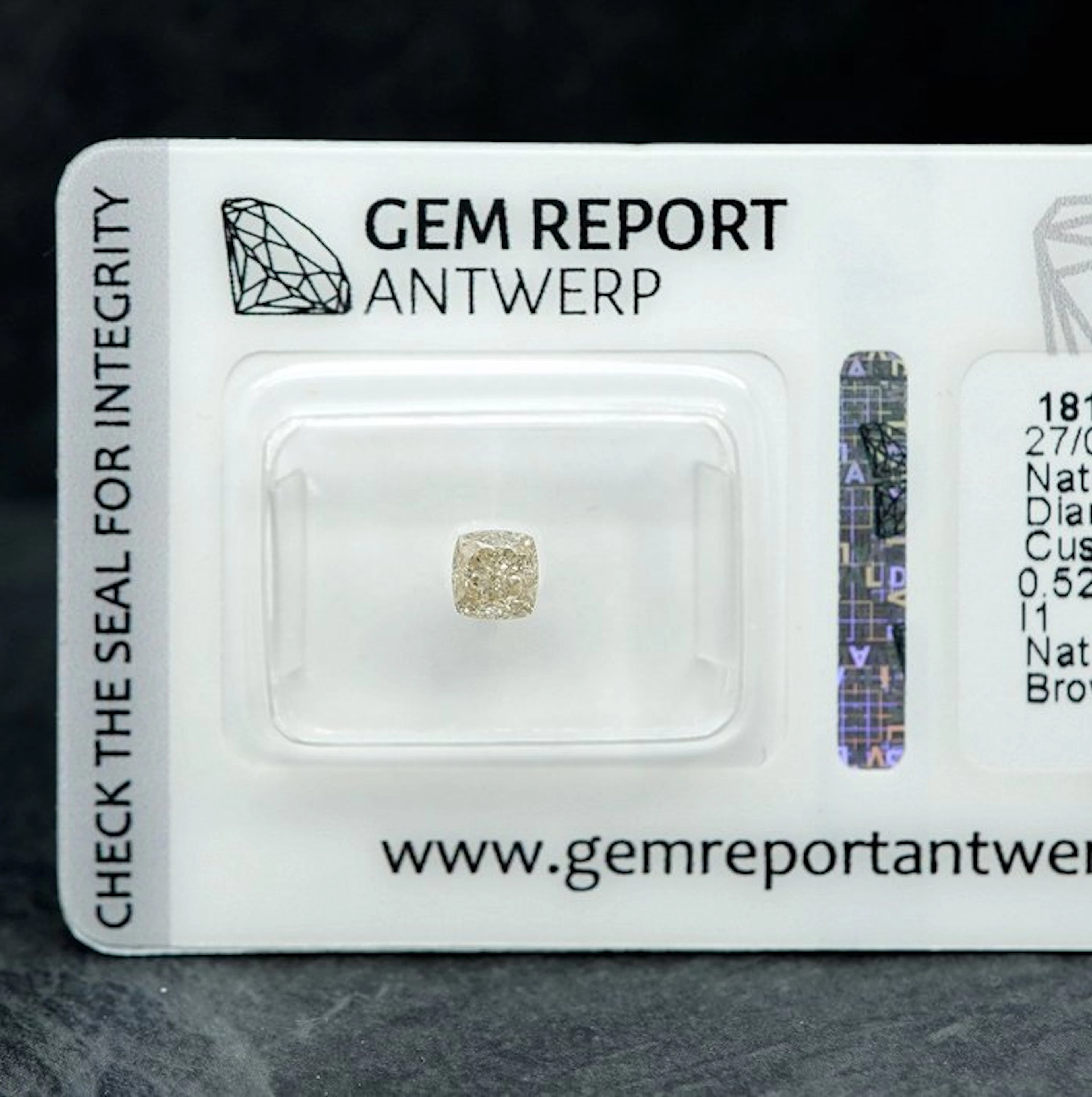No reserve price - 1 pcs Diamond (Natural coloured)...