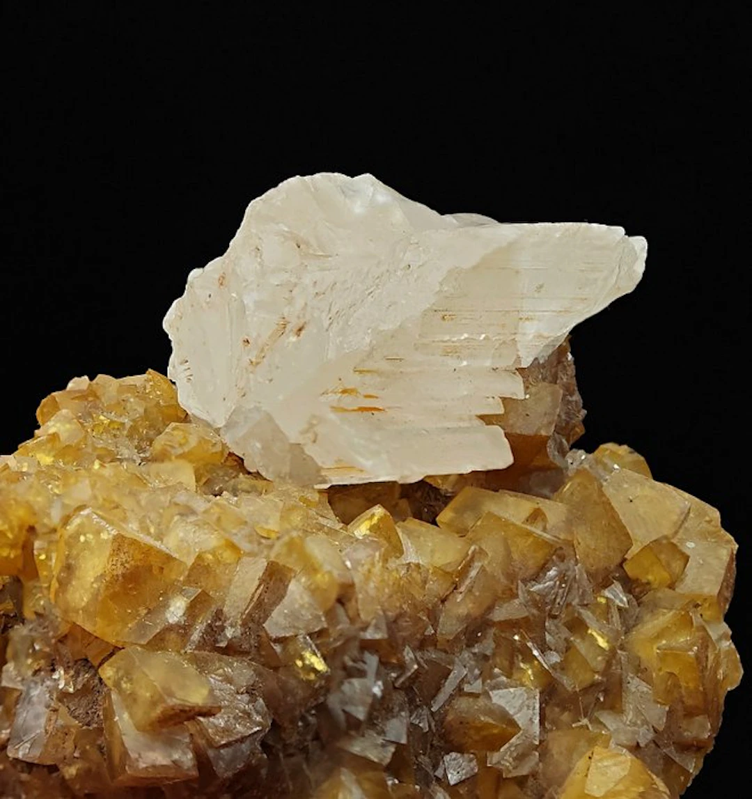 Rare cerussite on smithsonite
