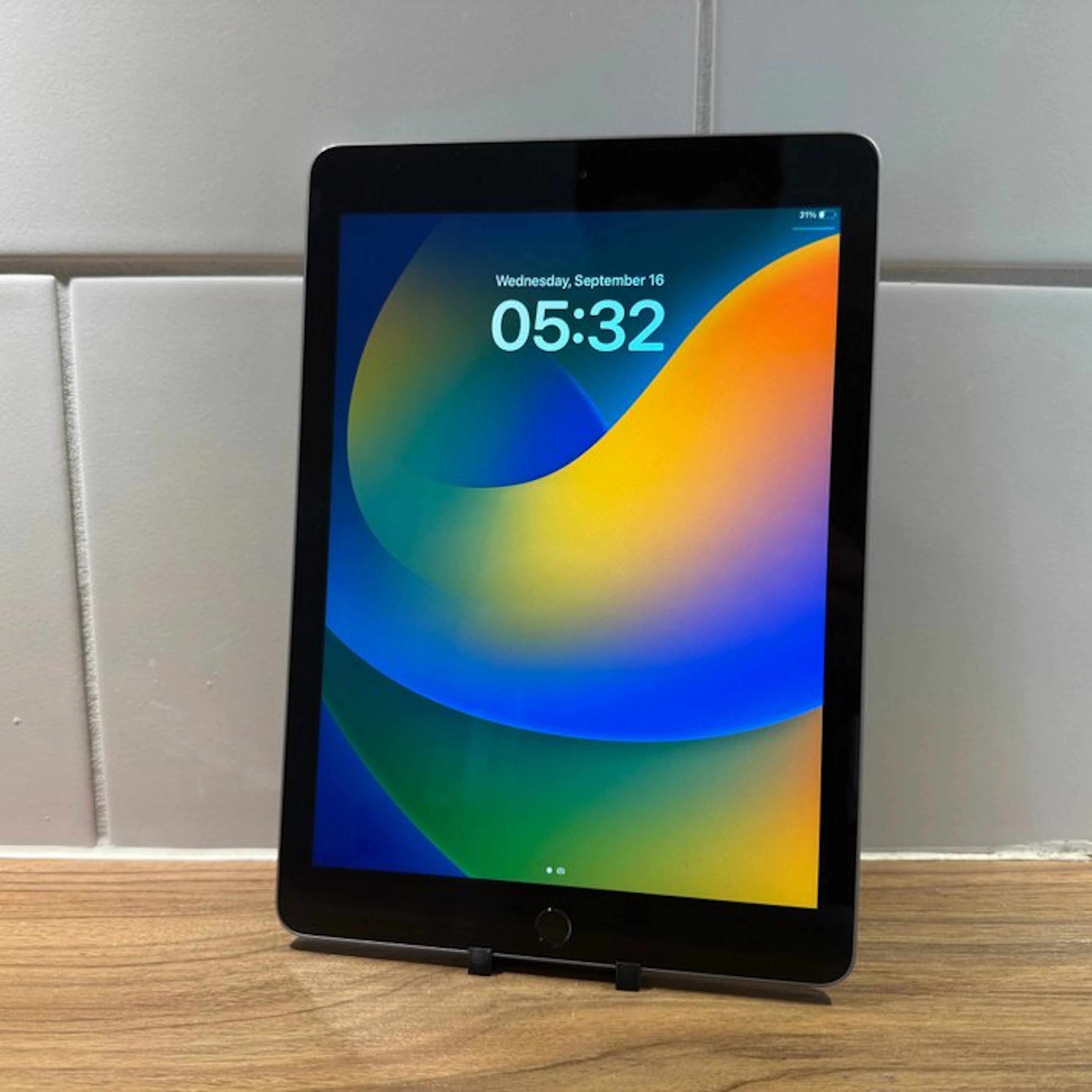 Apple iPad (5th Generation) 128GB Wifi - Mobile phone
