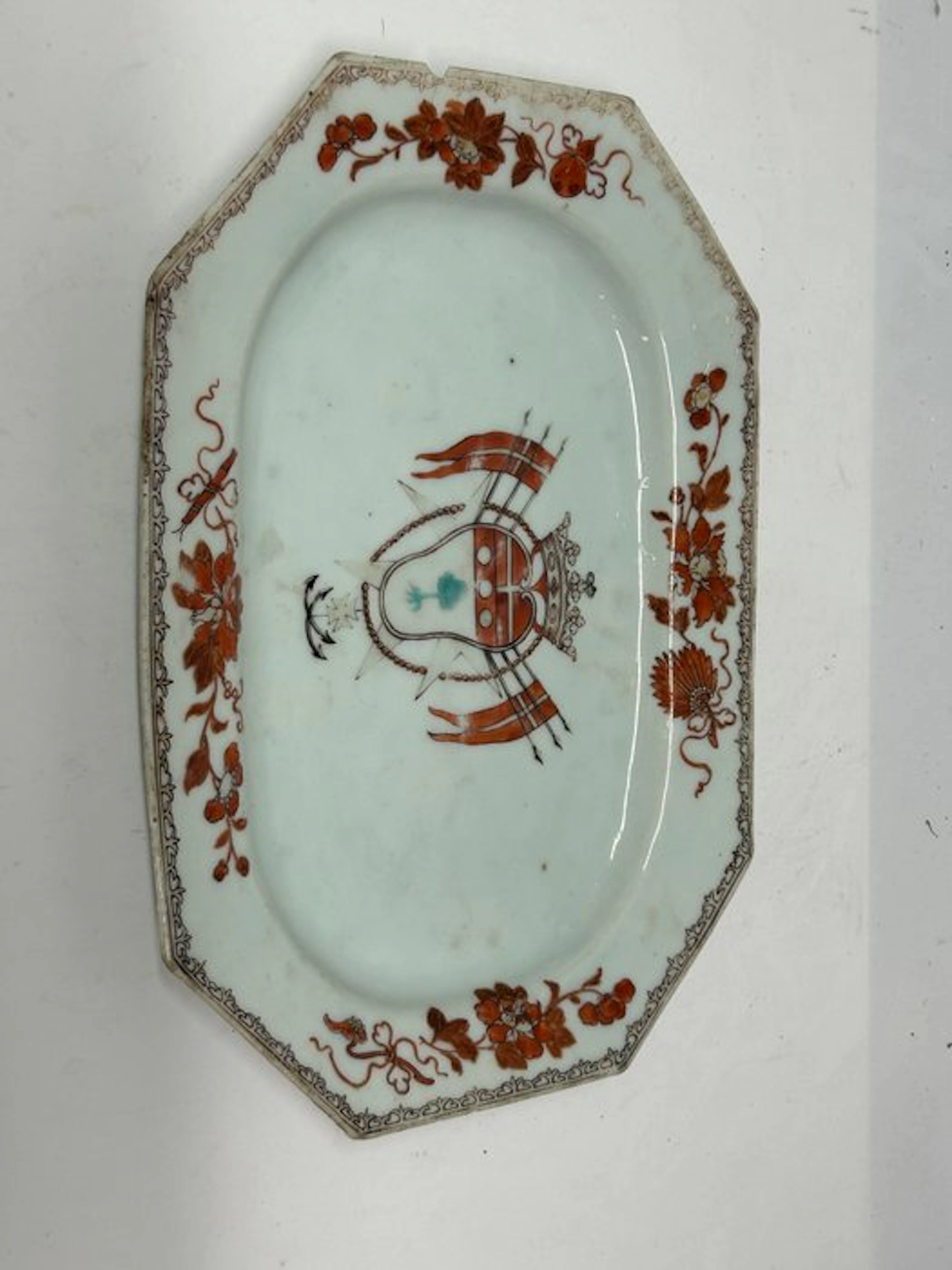 Octagonal Chinese platter in Chinese export porcelain...