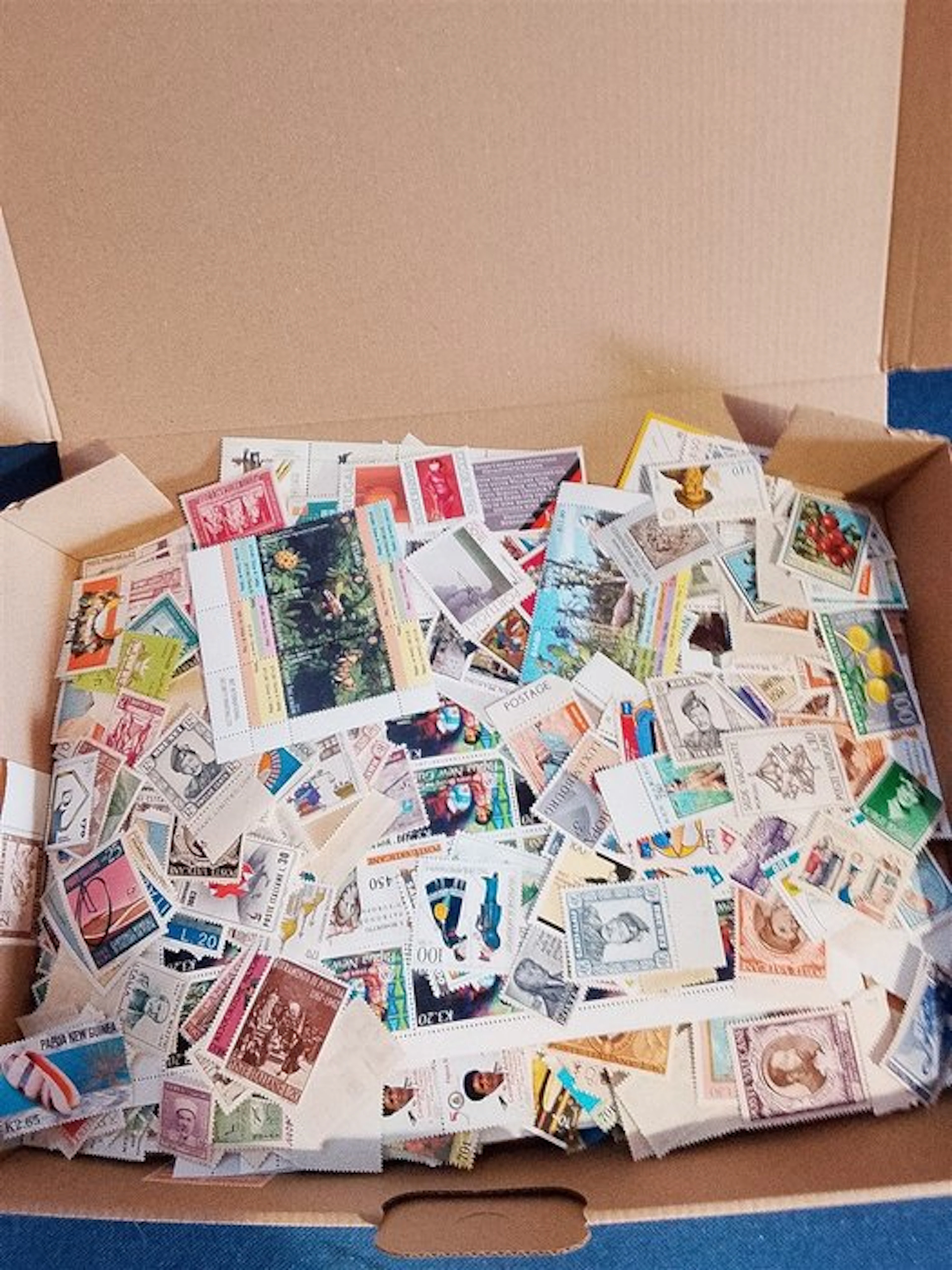 World - Box containing over 2,200 stamps