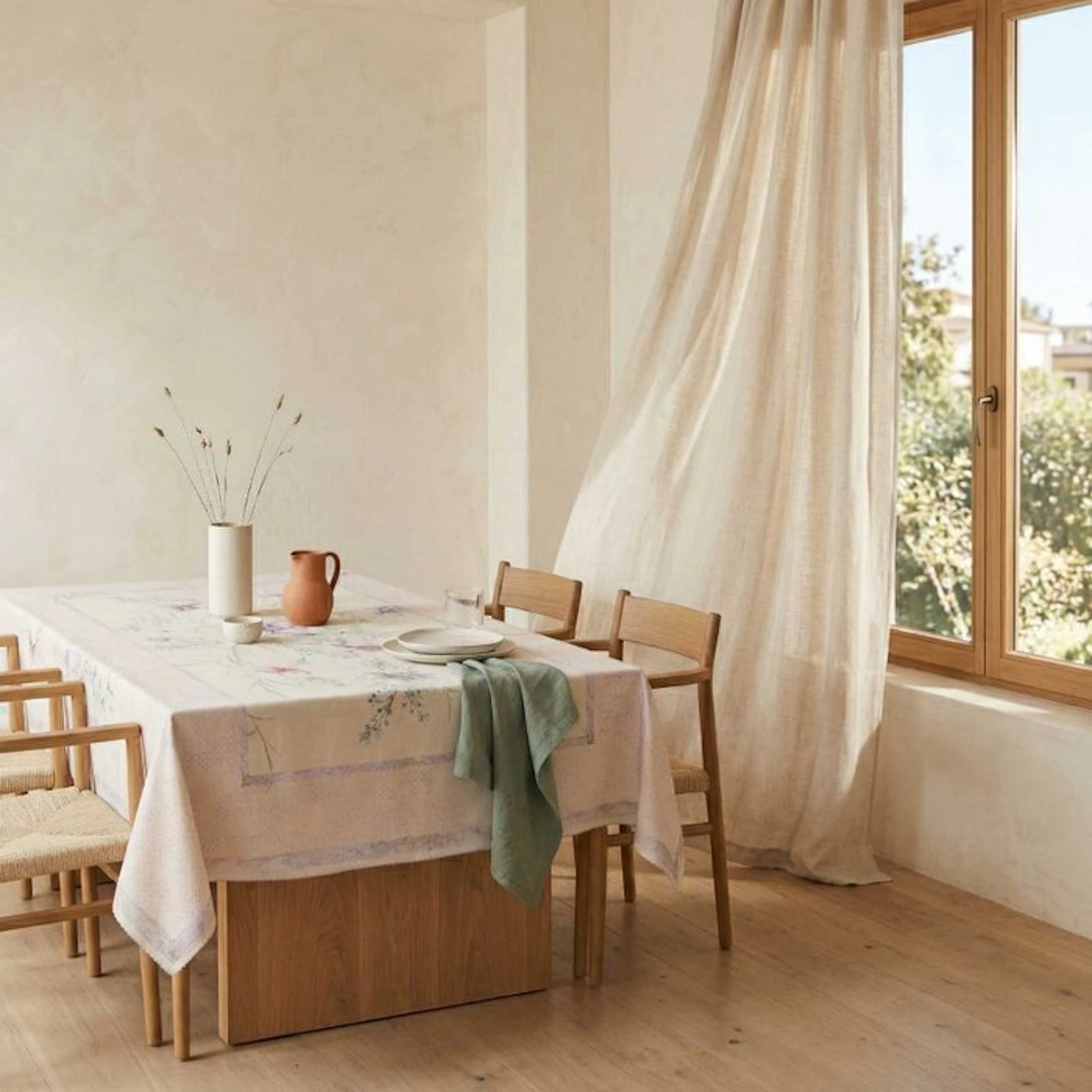 AA153 - Refined Gobelin Tablecloth “Delicate Lilac...
