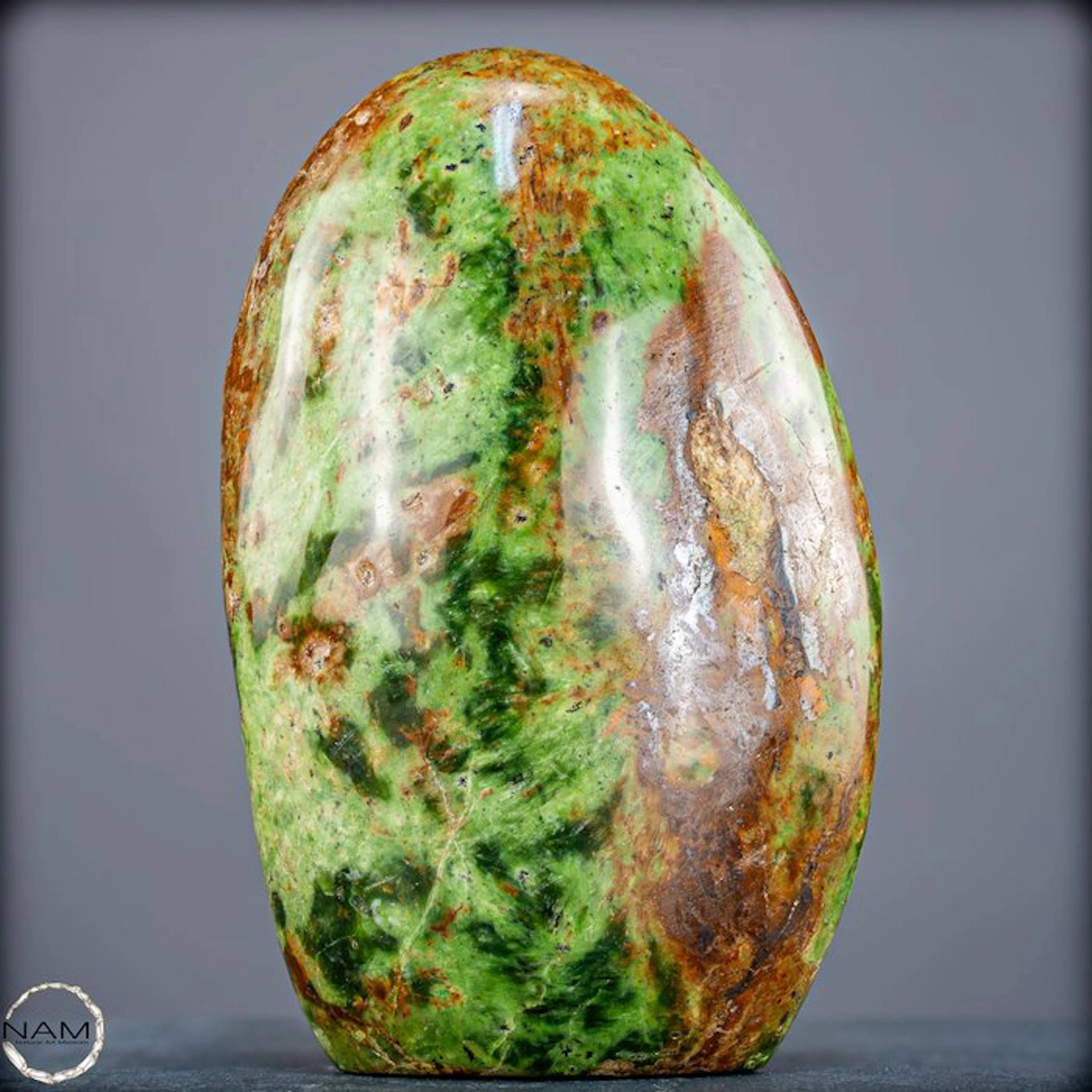 Impressive chrysoprase freeform – Radiantly green...