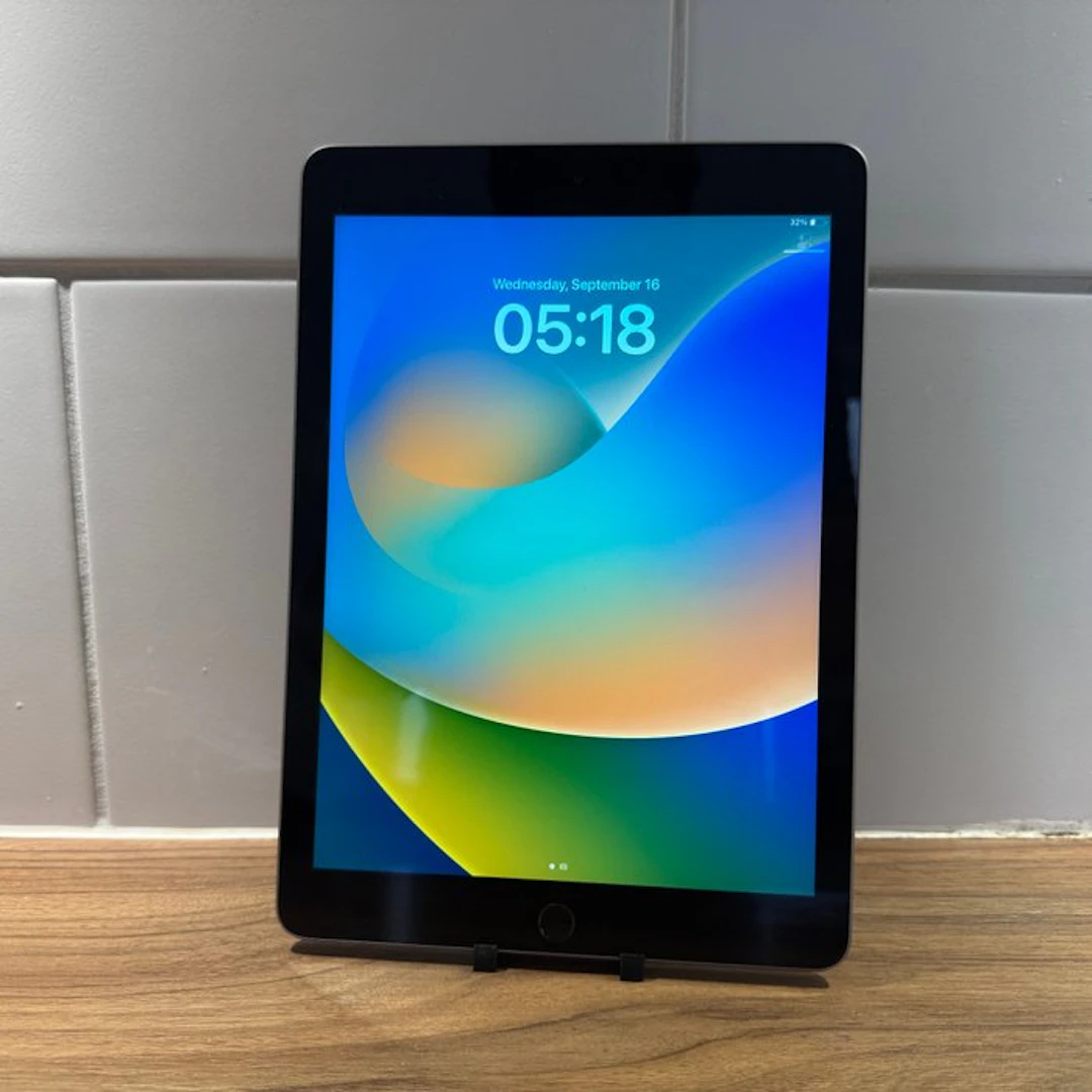 Apple iPad (5th Generation) 128GB Wifi - Mobile phone