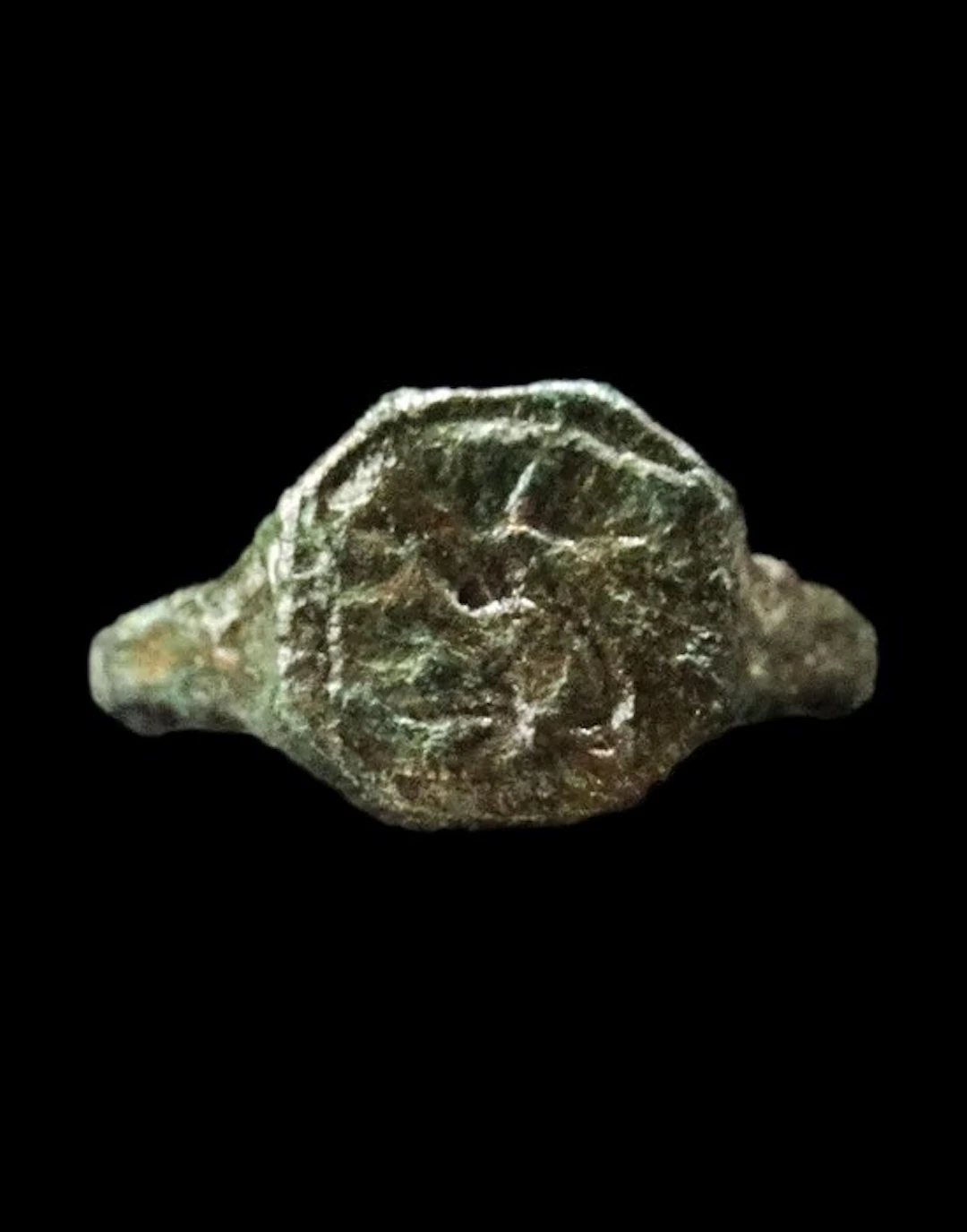 Medieval Medieval bronze ring - 900–1400 AD. (No reserve price)