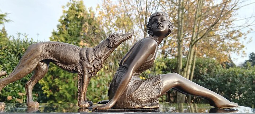 Sculpture, naar Chiparus vrouw met windhond brons - 12 cm - brains