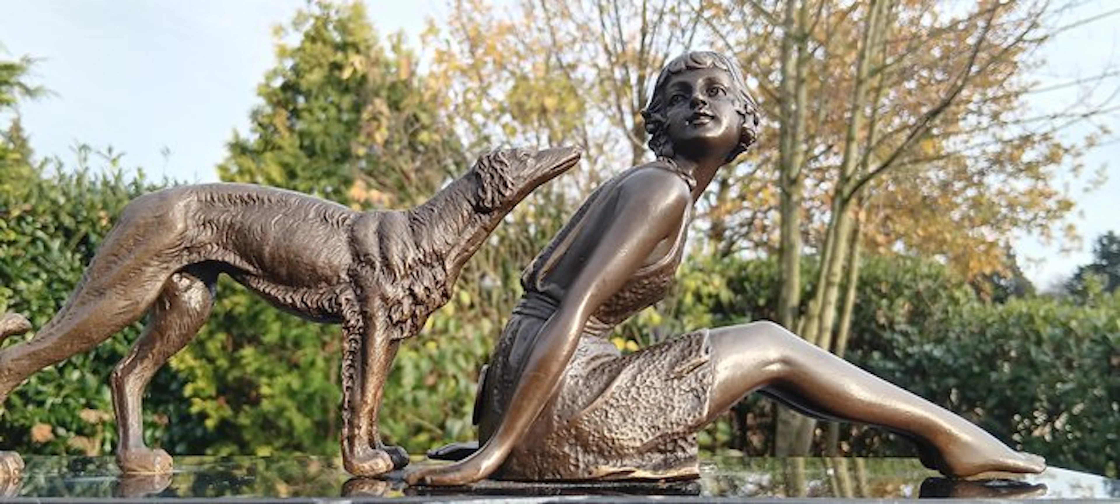 Sculpture, naar Chiparus vrouw met windhond brons - 12 cm - brains