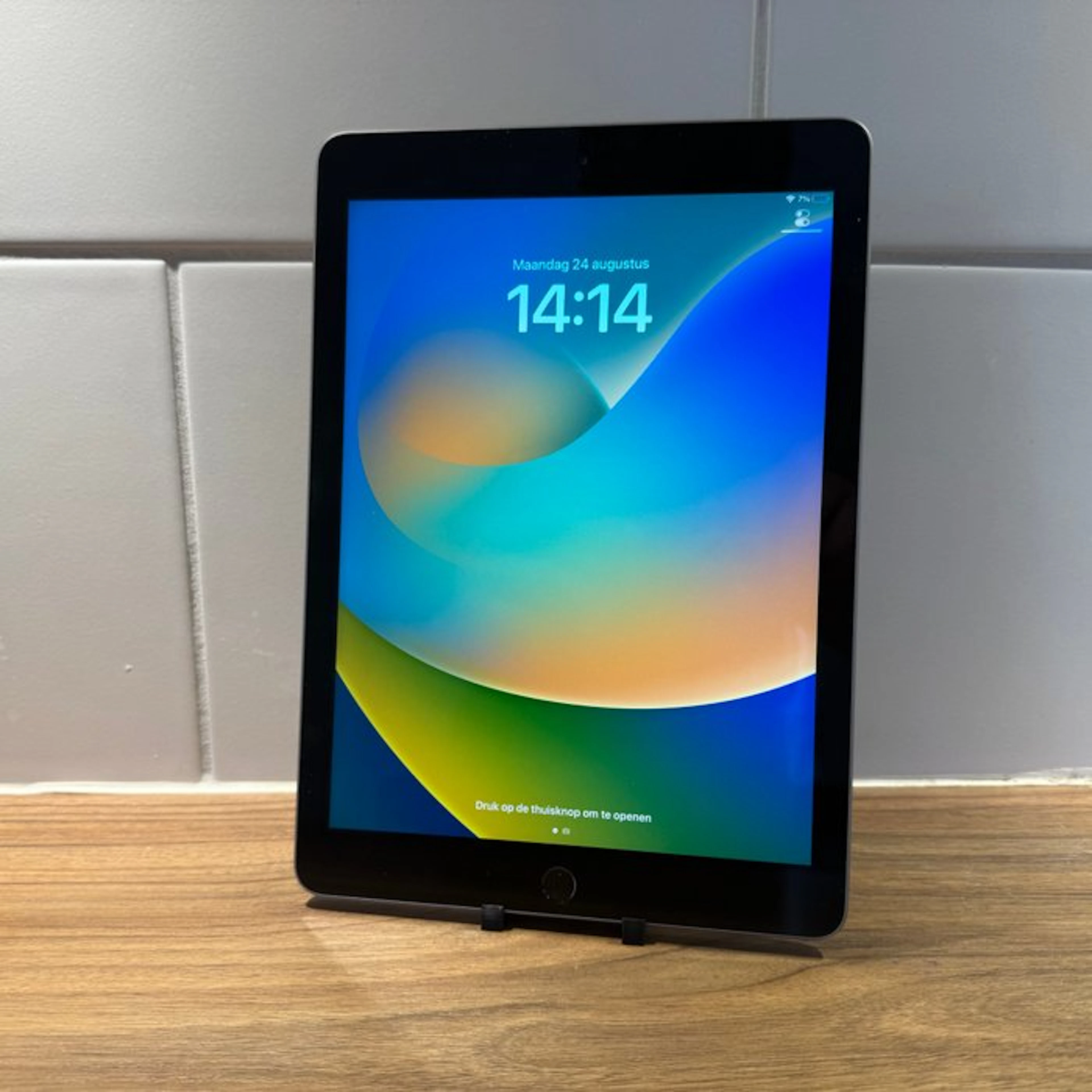 Apple iPad (5th Generation) 128GB Wifi - Mobile phone