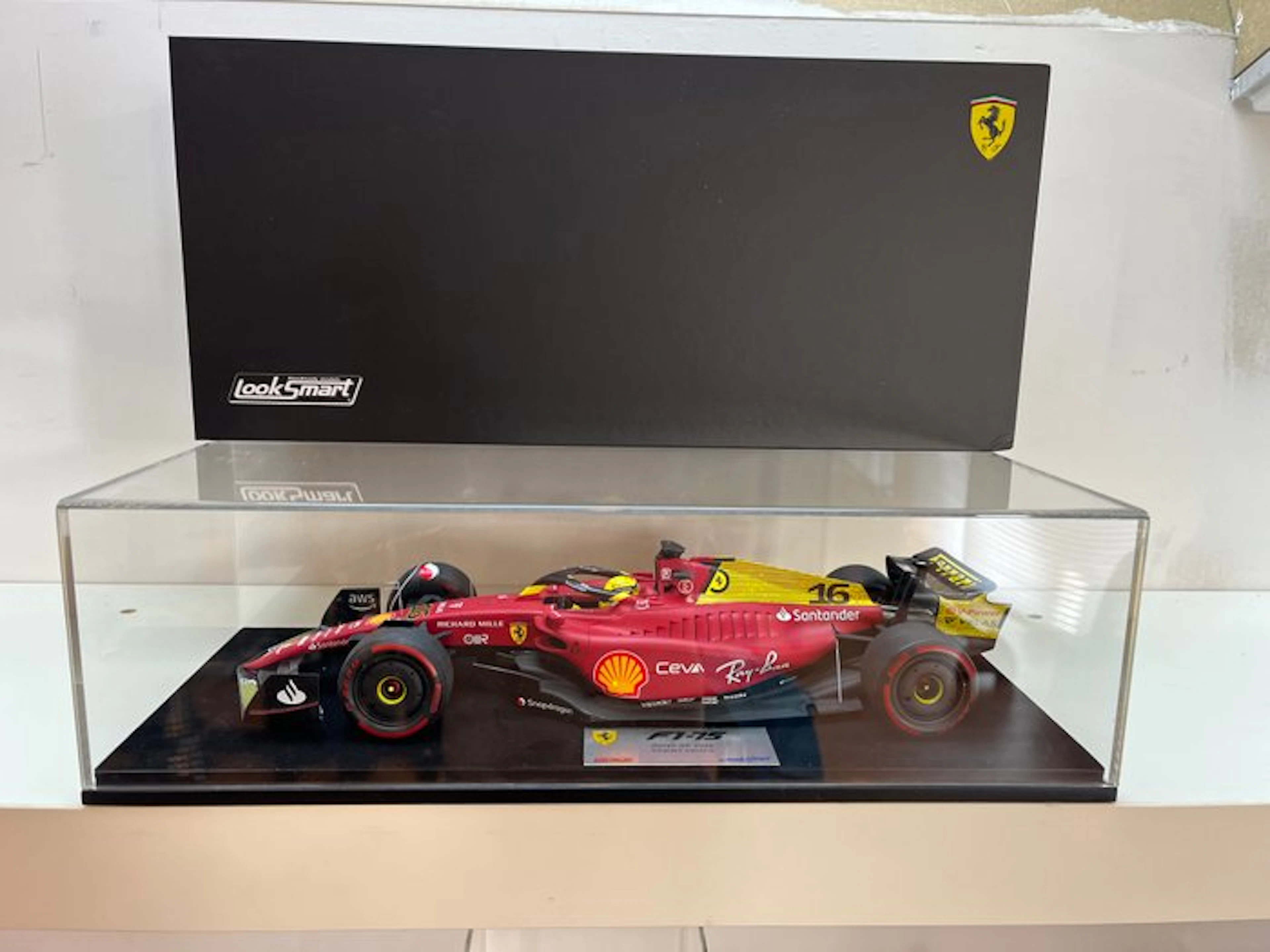 Look Smart 1:18 - Model race car - Scuderia Ferrari F1-75 - Charles Leclerc No