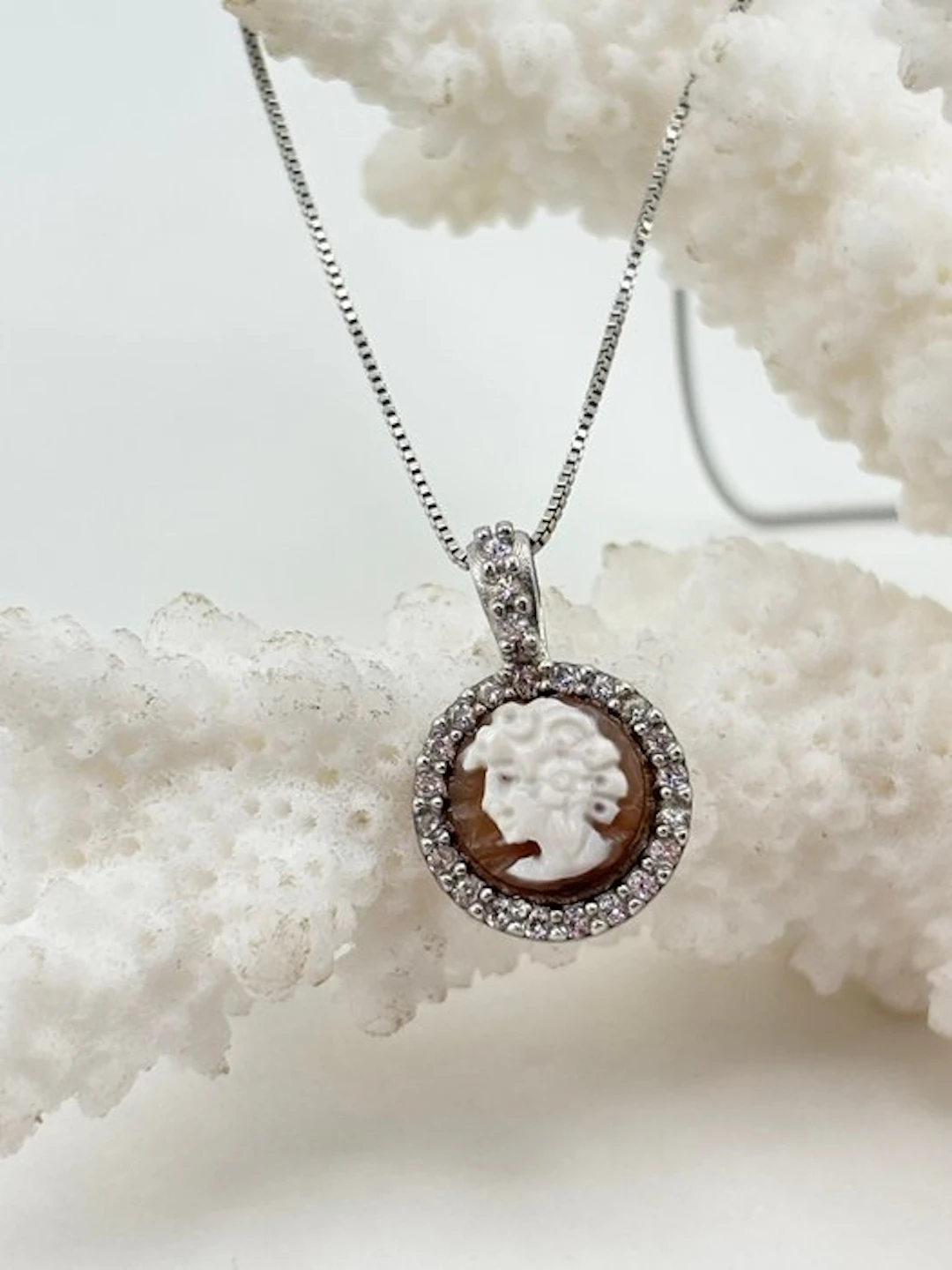 Silver, No reserve price Cassis madagascariensis - Cameo - Hand-engraved cameo