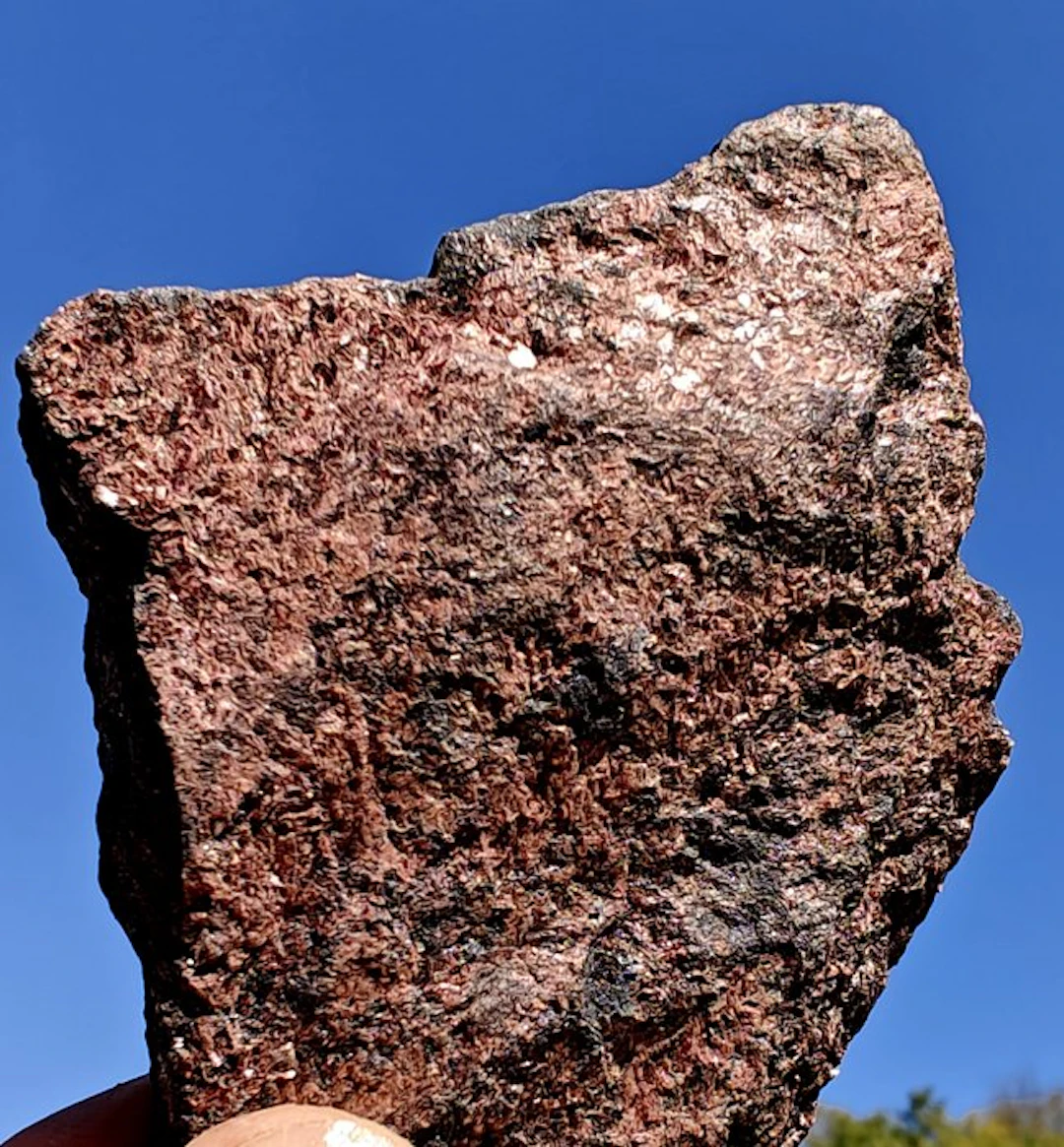 Alurgite on braunite - Height: 13 cm - Width: 9 cm- 311 g