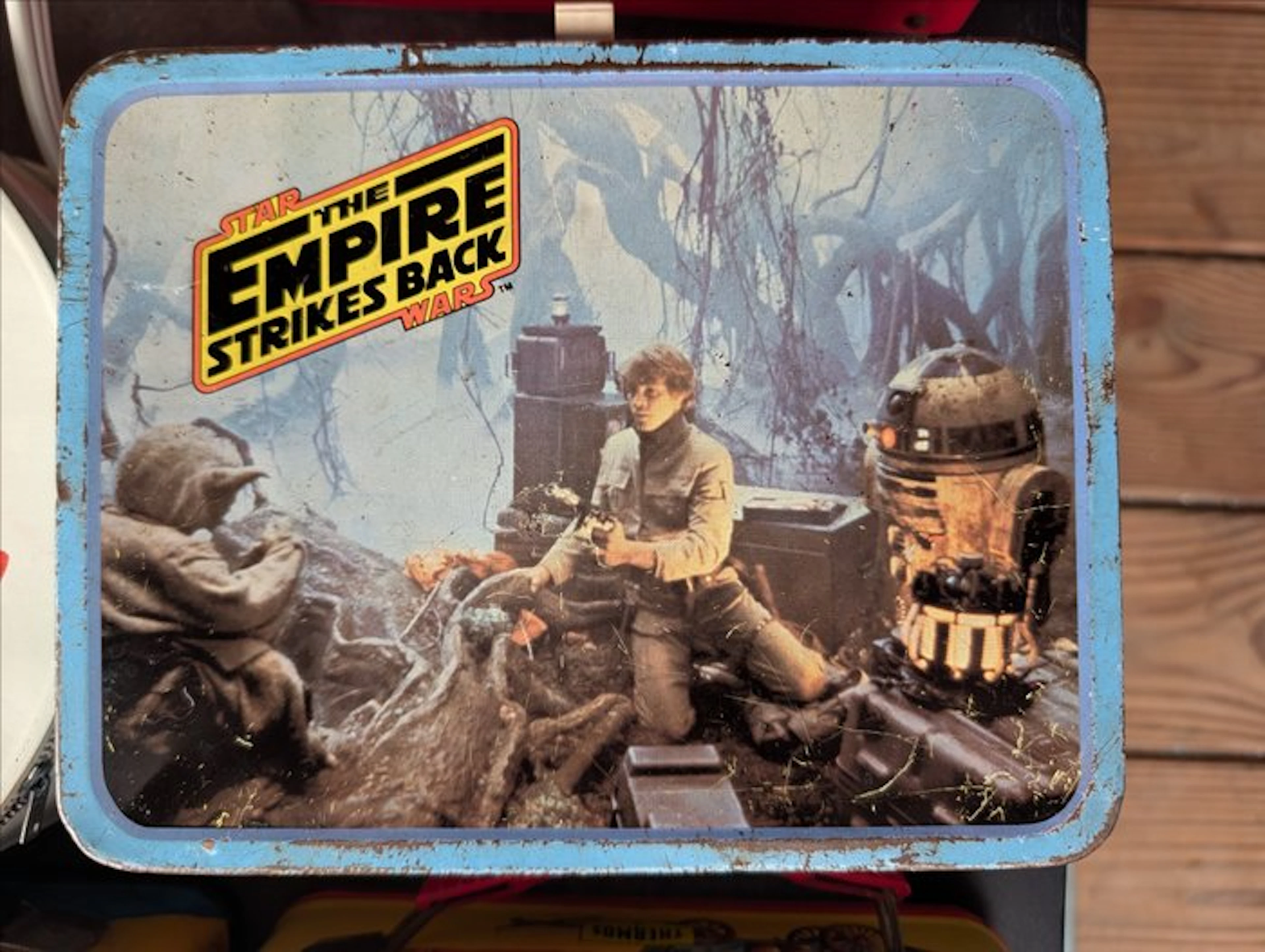 Star Wars: The Empire Strikes Back – Vintage Embossed Metal Lunchbox (Thermos