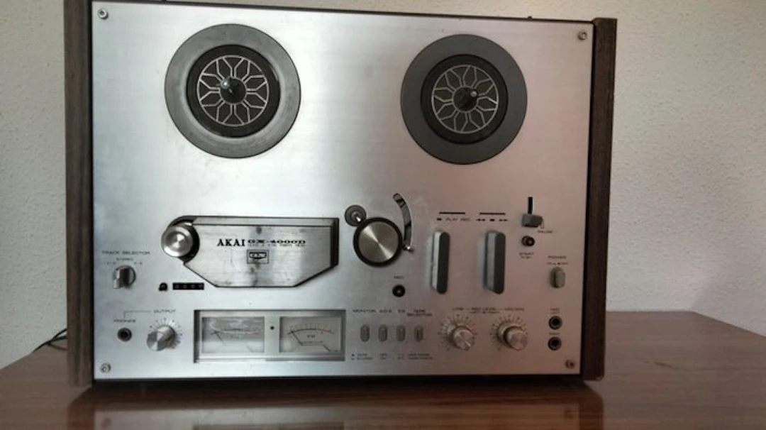 Akai - 4000D / 4-Track, 2-Channel Stereo Reel to reel deck 18 cm