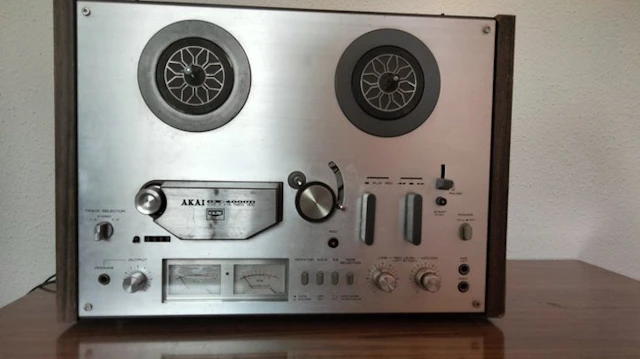 Akai - 4000D / 4-Track, 2-Channel Stereo Reel to reel deck 18 cm