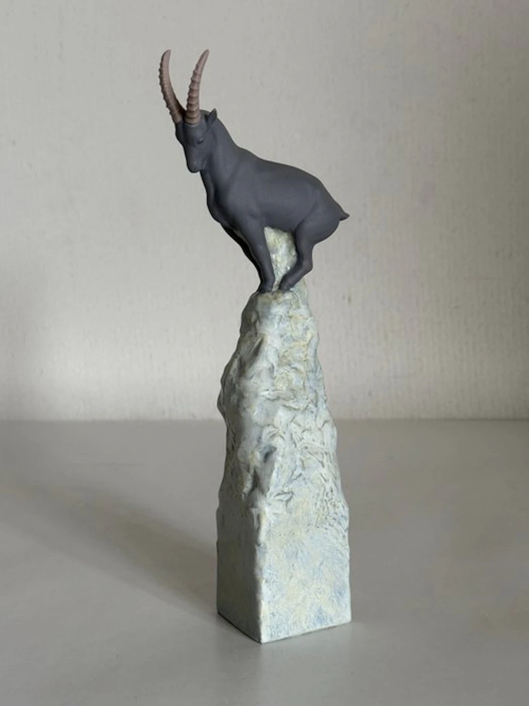 Lladró - Figurine - Equilibrio Cabra (Balance - Goat) #18198 - Porcelain
