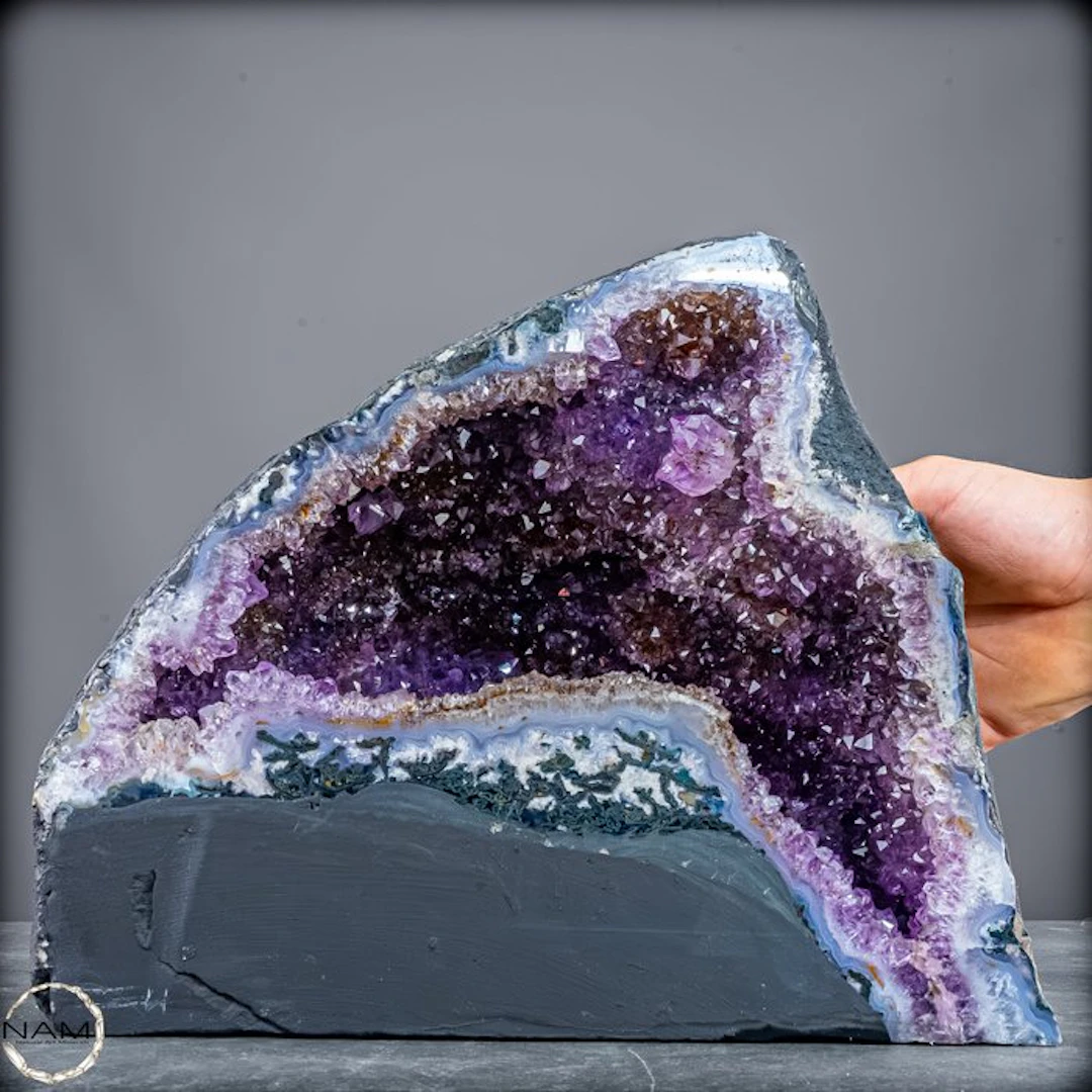 Natural amethyst druzy – an impressive natural work of art full of depth