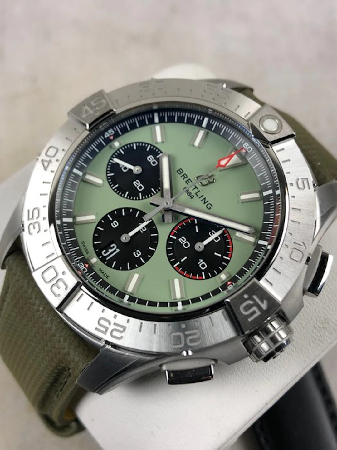 Breitling - Avenger B01 Chronograph 44 - AB0147101L1X1 - Men - 2025+