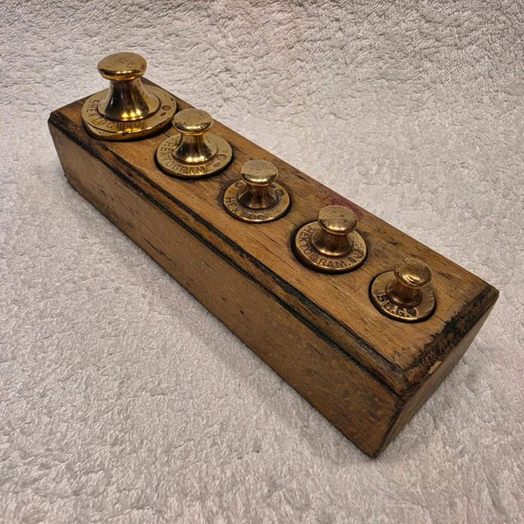 Antique brass balance weights – 6-piece – calibrated - Europe - 1876-1944