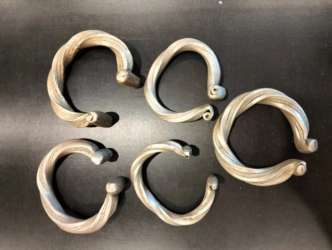 Excellent lot of 5 antique torque bracelets in white metal