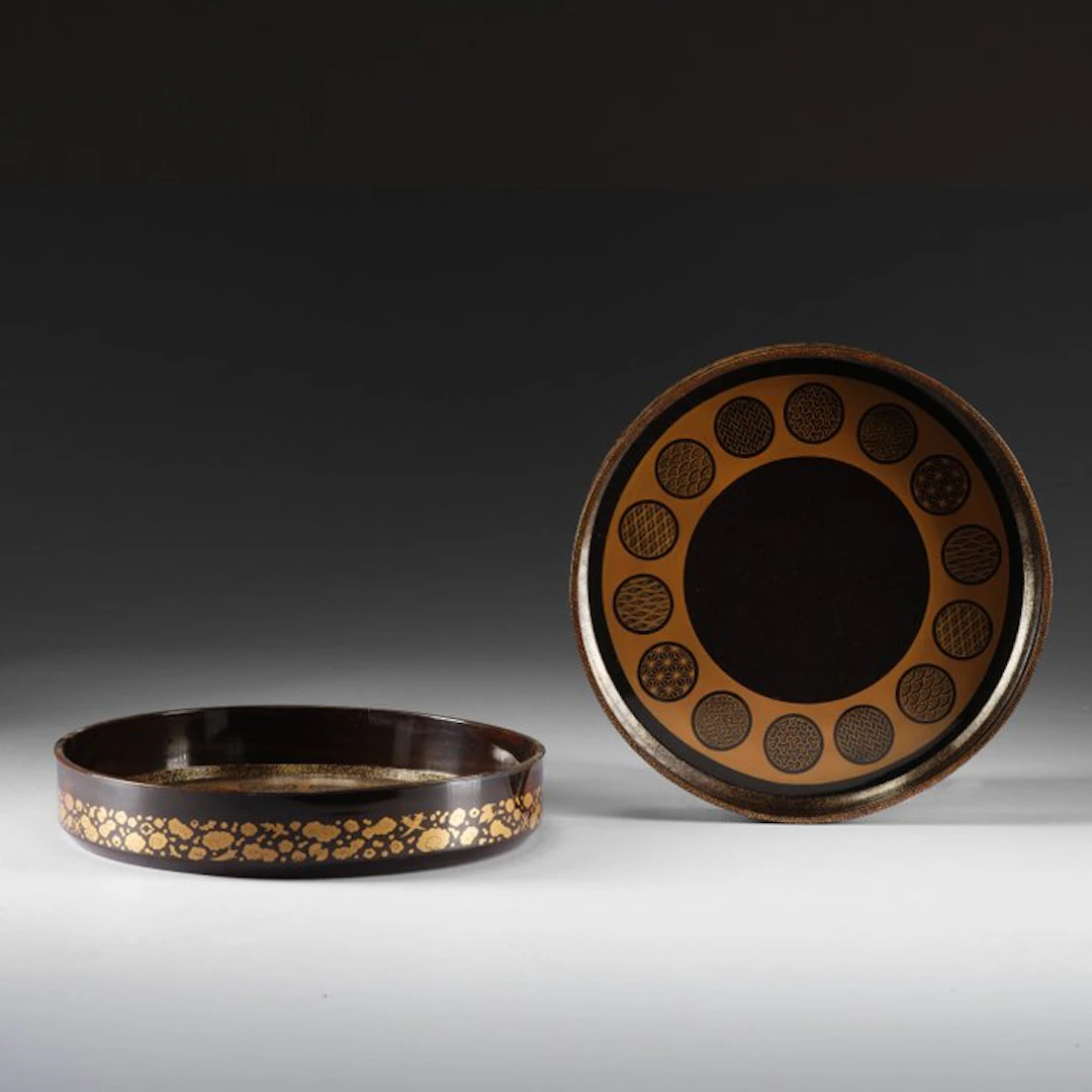 Two trays with circular designs in gold - Lacquered wood...