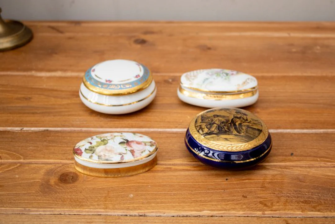 Limonges France - Pillbox (4) - Porcelain, Brass - Decorate