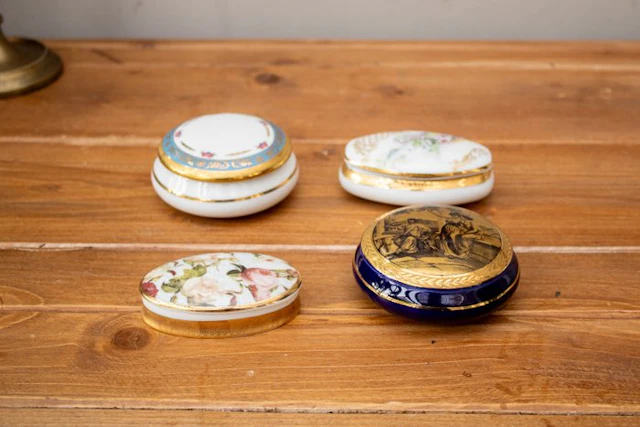 Limonges France - Pillbox (4) - Porcelain, Brass - Decorate