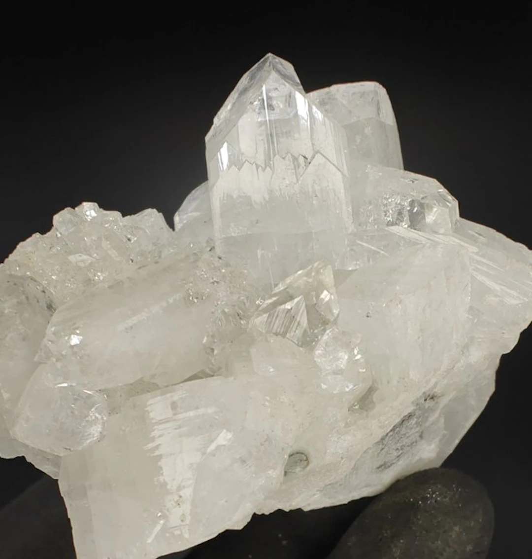 Apophyllite Crystals on matrix - Height: 8 cm - Width: 6 cm- 207 g