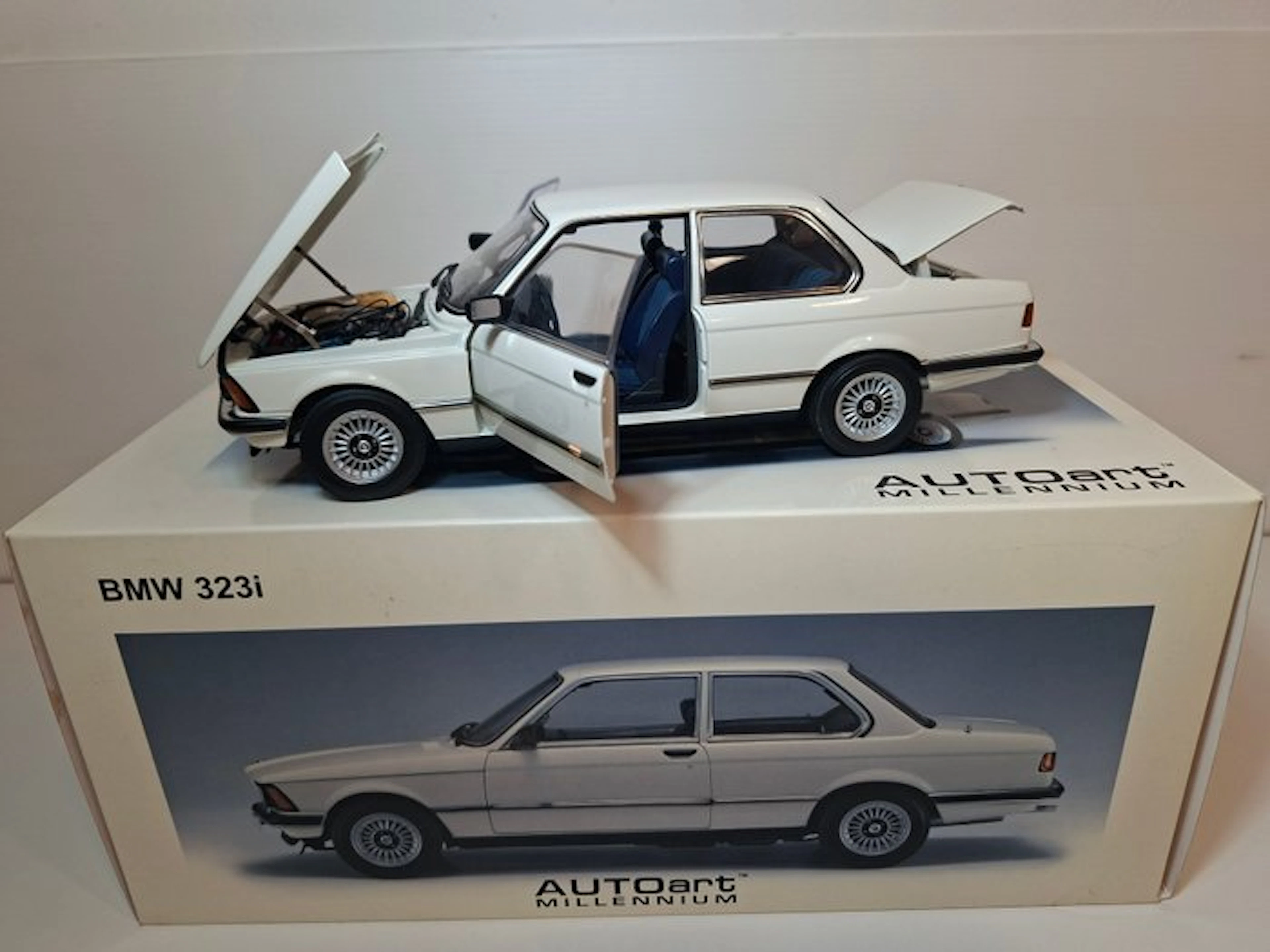 Autoart 1:18 - Model sports car - BMW 323i (E21)